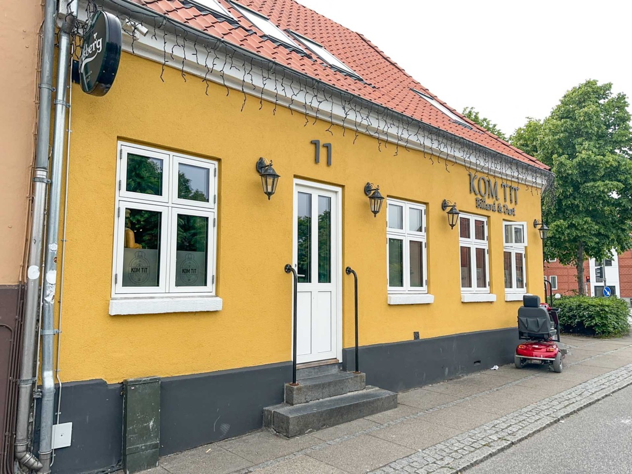 Kom Tit ligger er et brunt værtshus i Nørrebrogade i Horsens.