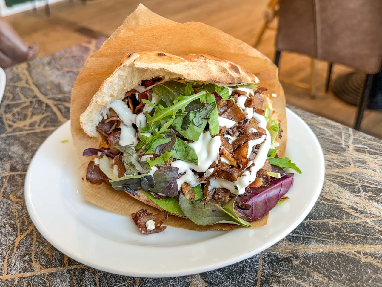 En godt fyldt pita med kebab hos Tobclas Sandwich & Salat
