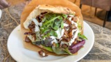 En godt fyldt pita med kebab hos Tobclas Sandwich & Salat
