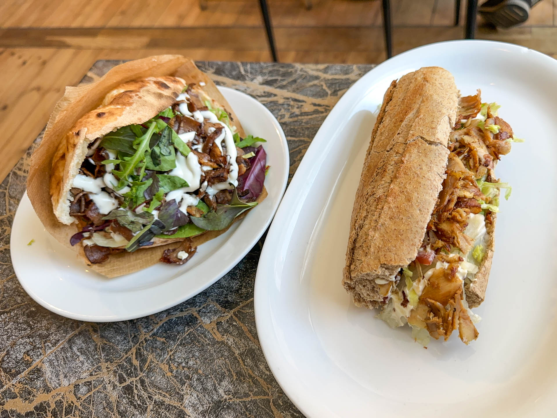 Vi valgte en lille sandwich og en almindelig pita hos Tobcals.