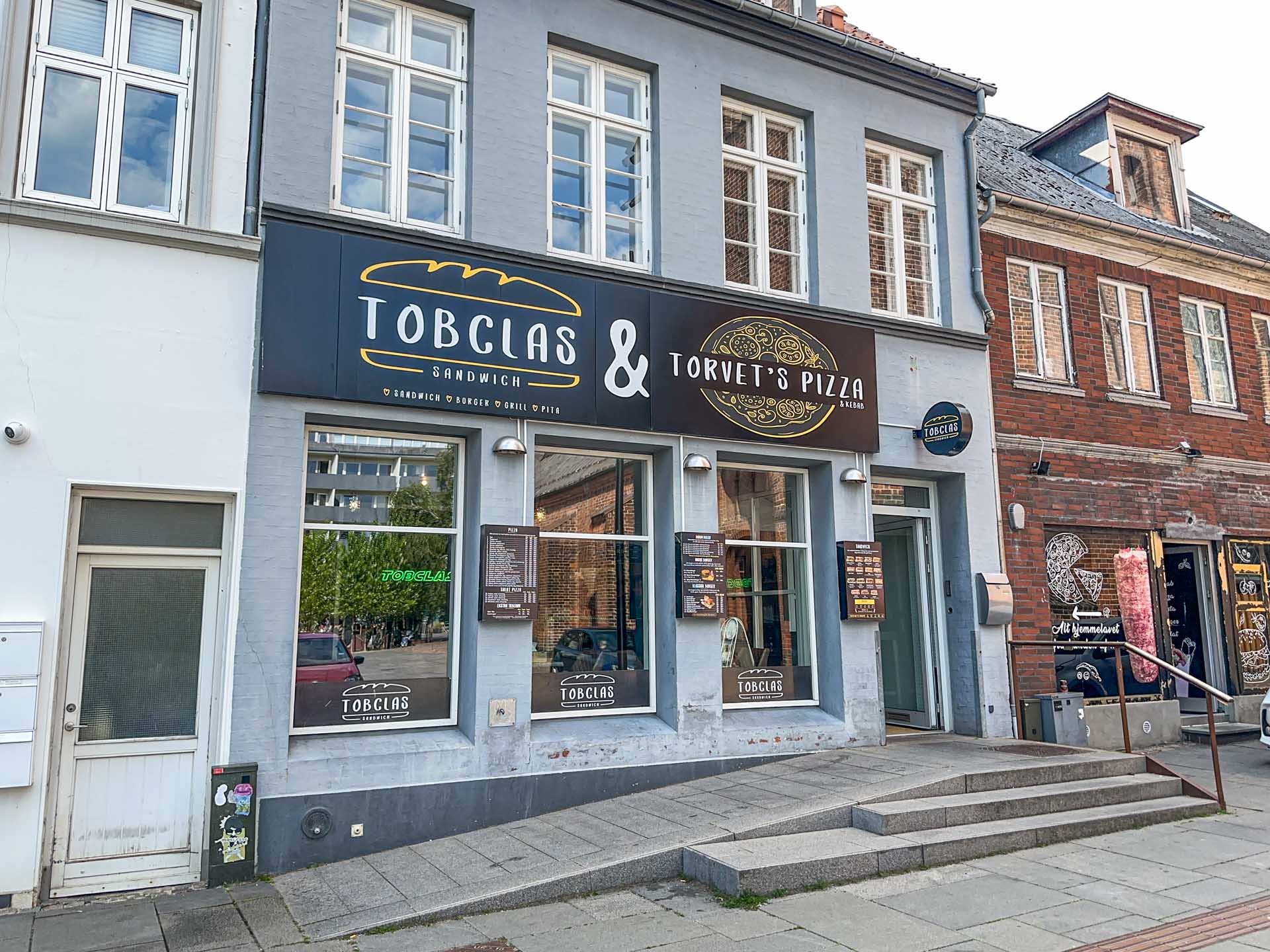 Tobclas har forskellige slag fastfood på menuen. 