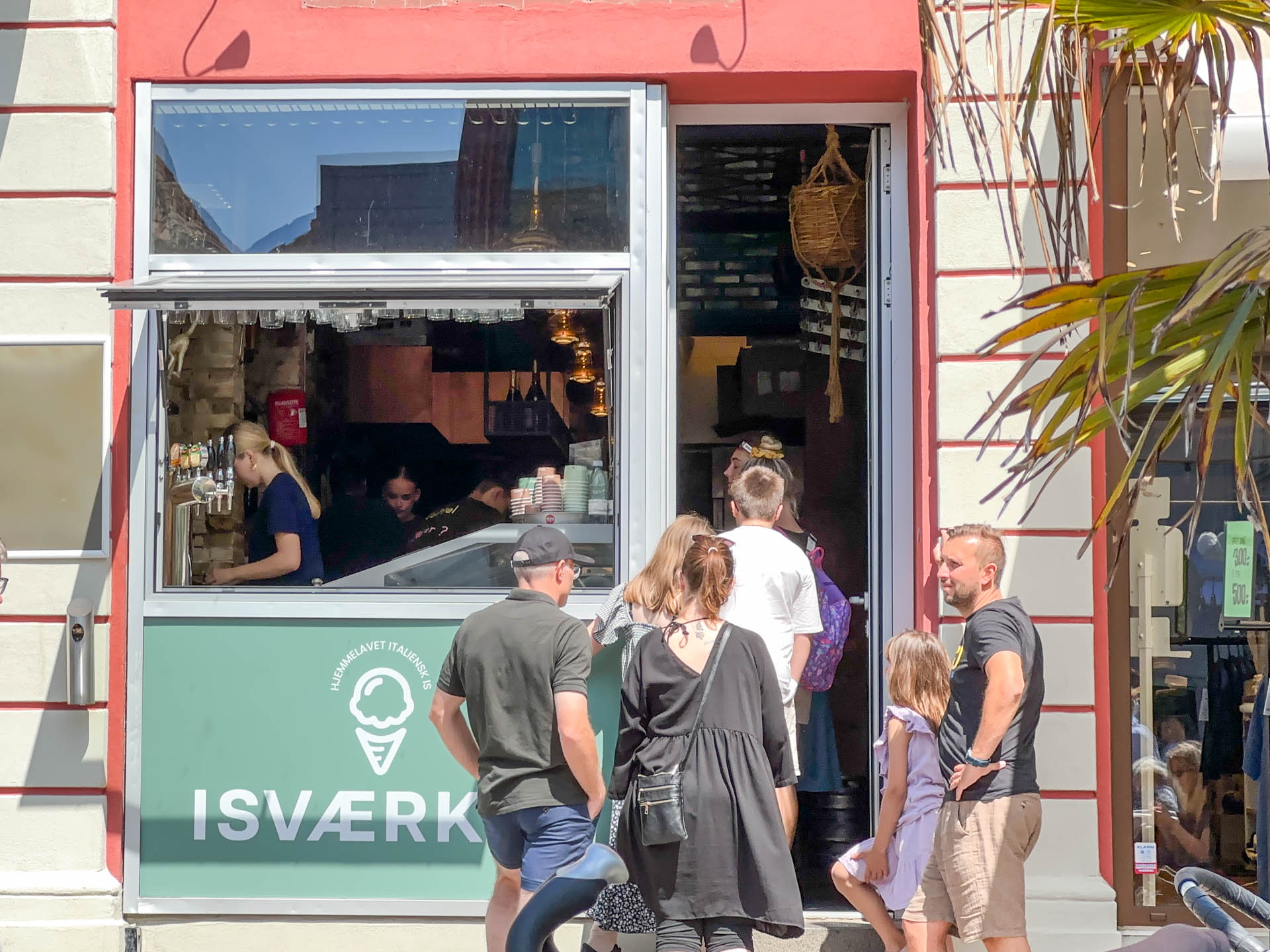 Der er kø hos Isværket i Horsens på varme dage.