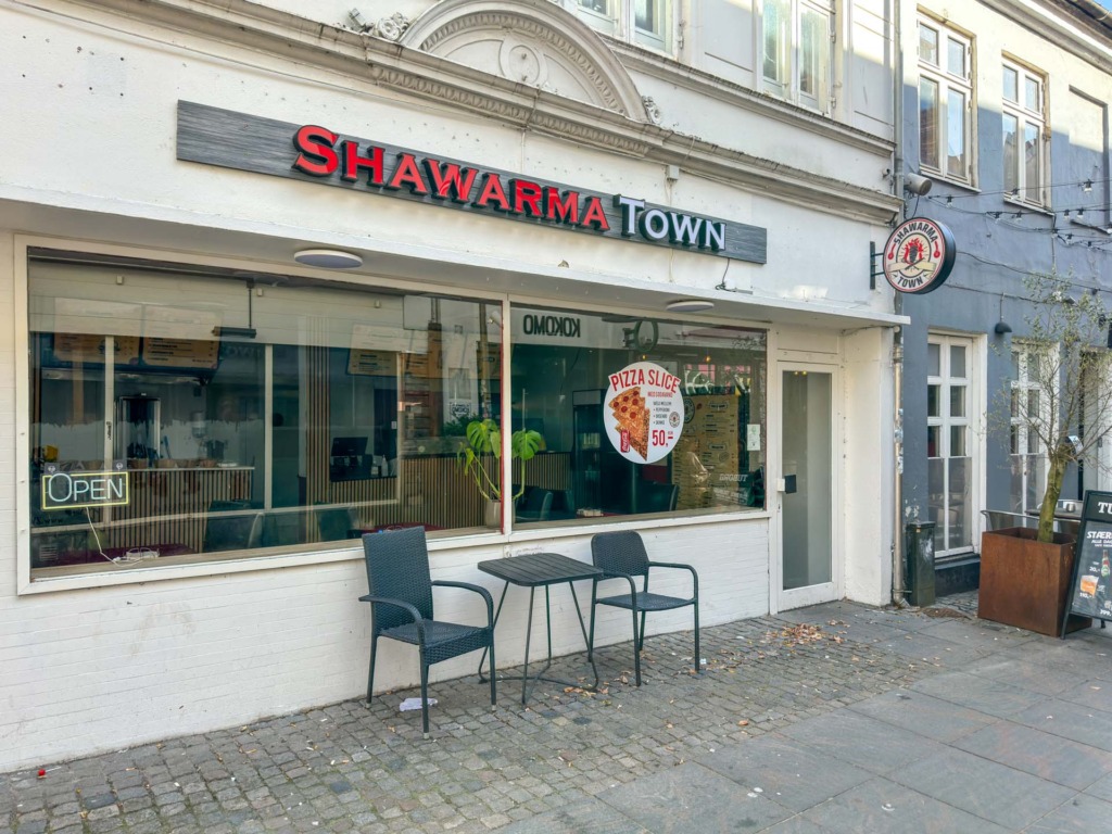 Shawarma Town er fastfood med pizzaslice og shawarma.