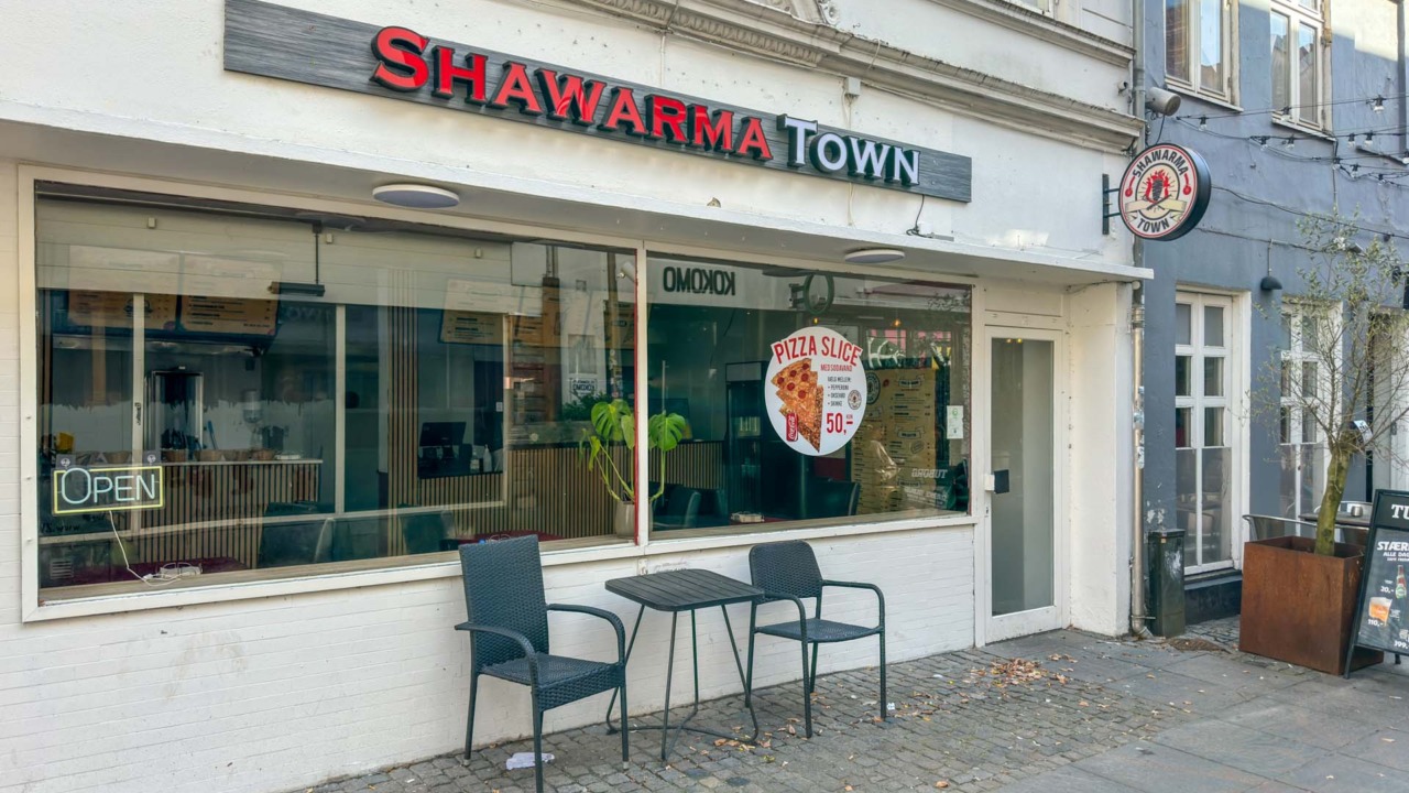 Shawarma Town er fastfood med pizzaslice og shawarma.