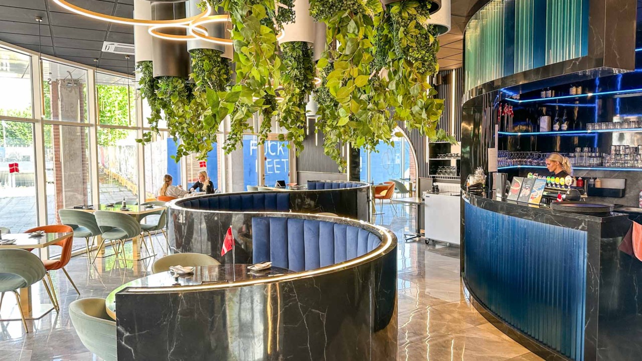 King´s Sushi Horsens har grønne planter ned fra loftet.