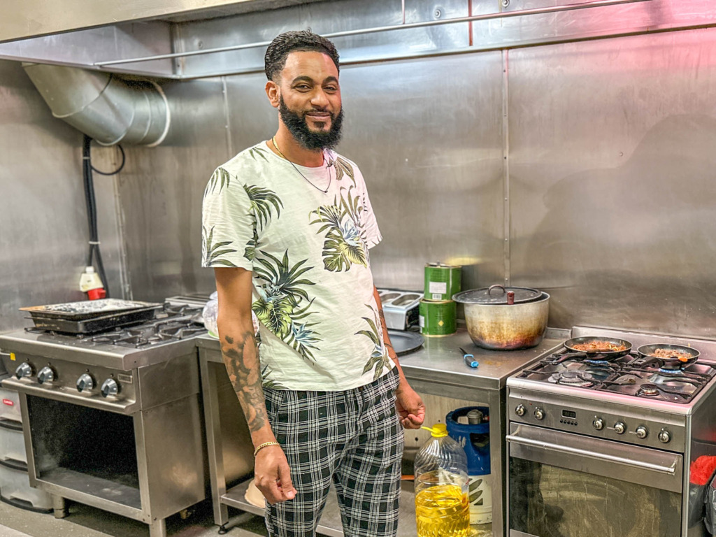 Ejeren af Restaurant Merhaba står klar i køkkenet.