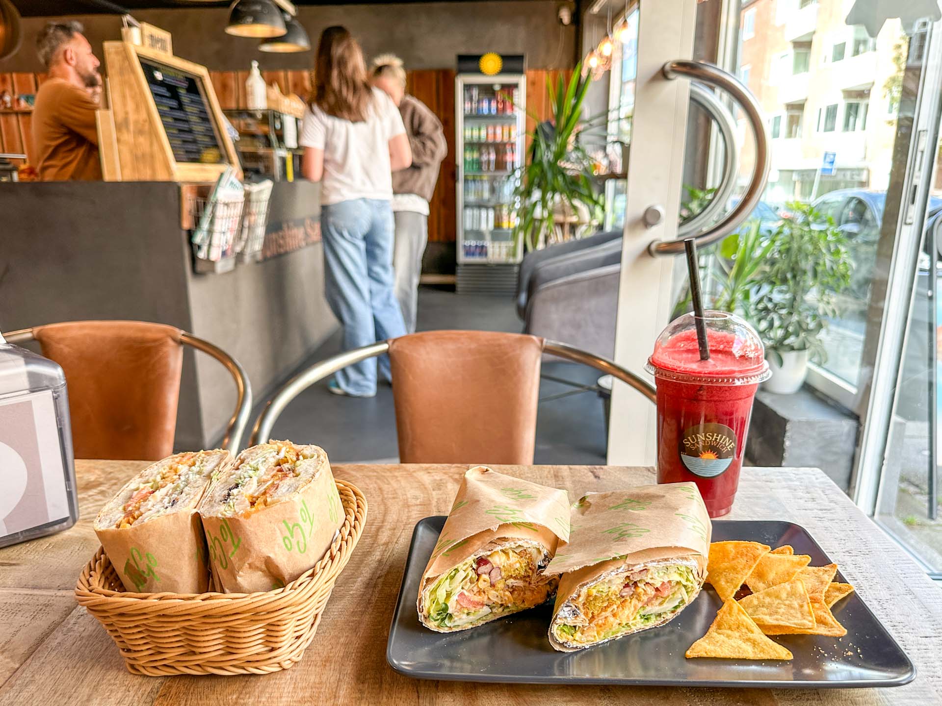 Sandwich, burrito og juice hos Sunshine Sandwich Bar Horsens.