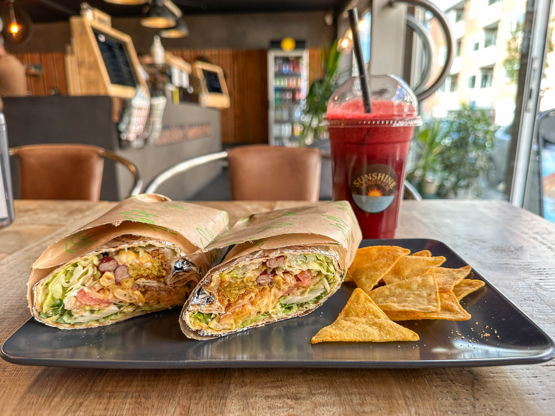 Burrito med falafel hos Sunshine Sandwich Bar i Horsens