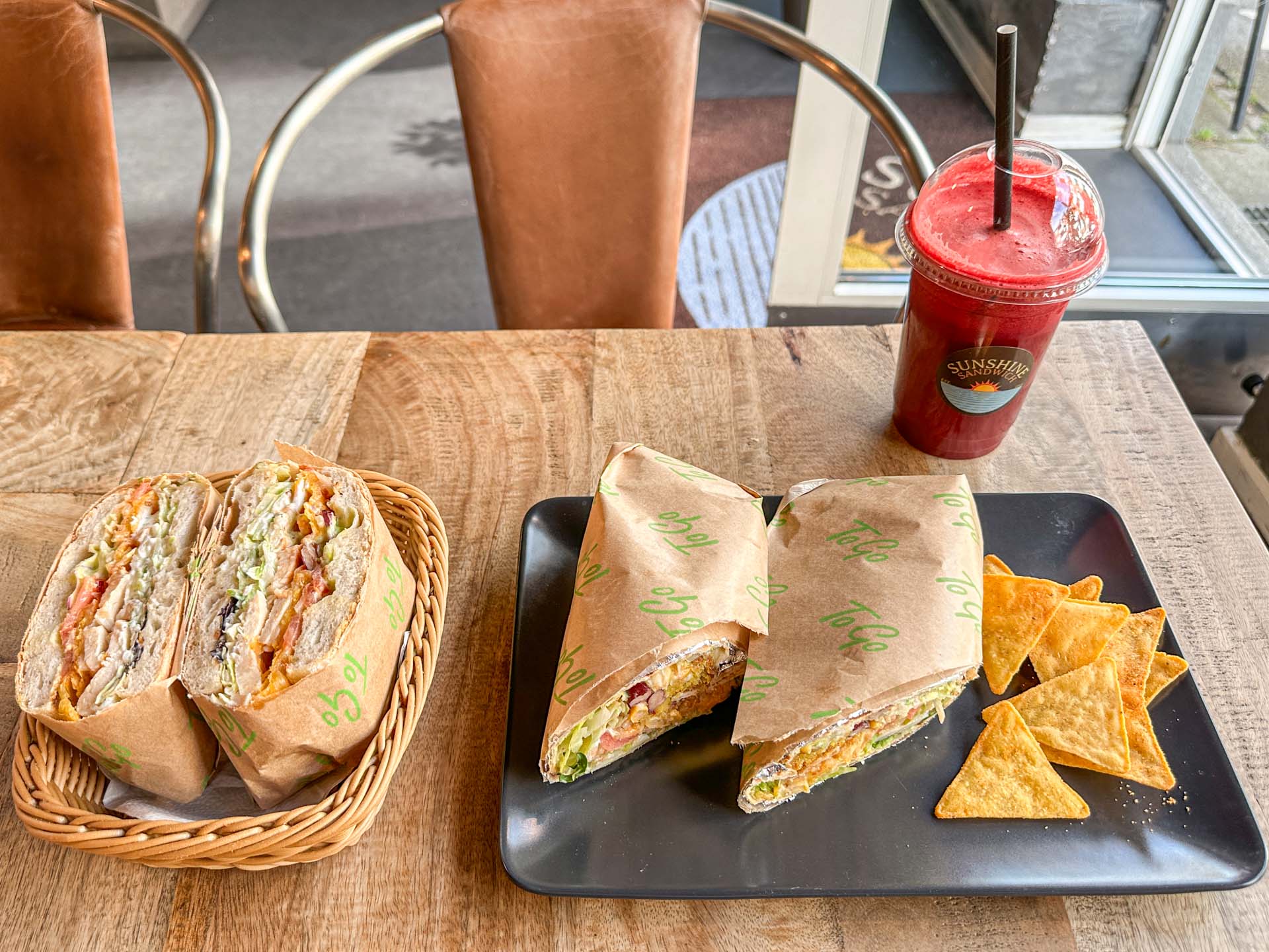 Dagens menu med sandwich, burrito og juice hos Sunshine Sandwich Bar Horsens.