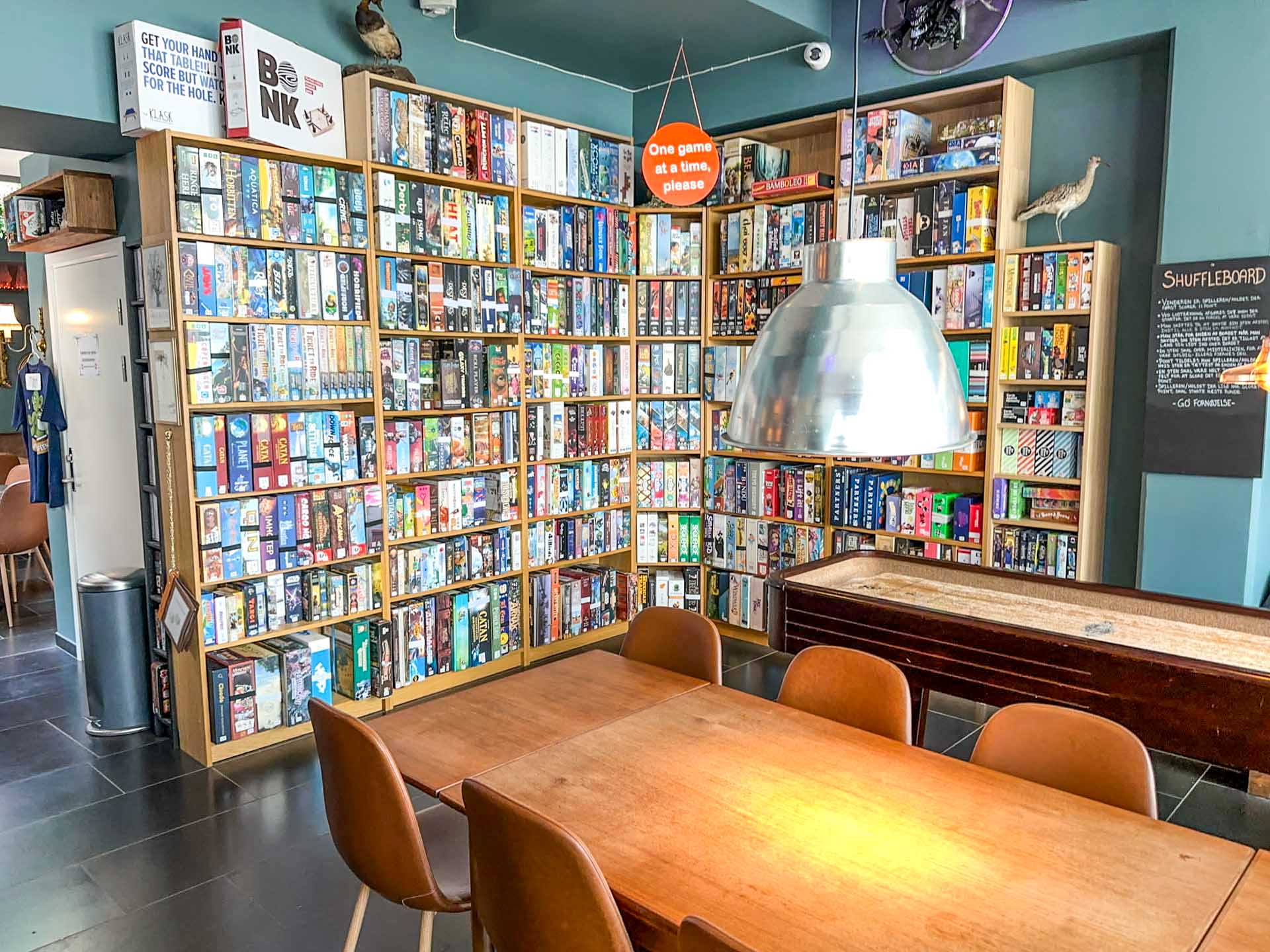 Der er masser af brætspil at vælge mellem hos Brætspilscaféen i Horsens.