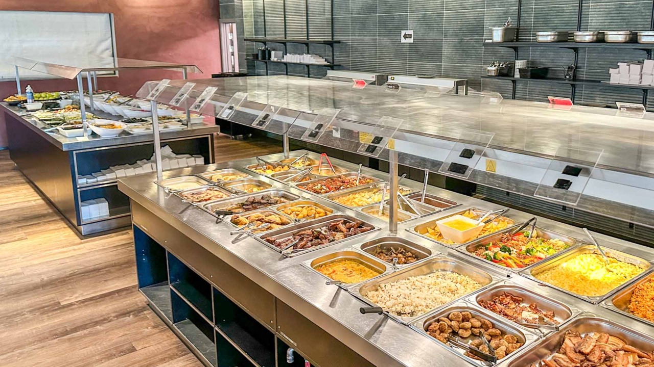 Der er plads til mange gæster omkring buffeten hos Dalle Valle i Horsens.