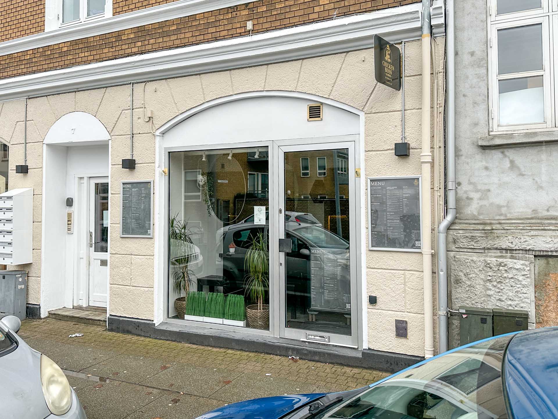 Chicken Boss & More er en lille takeaway i Horsens.