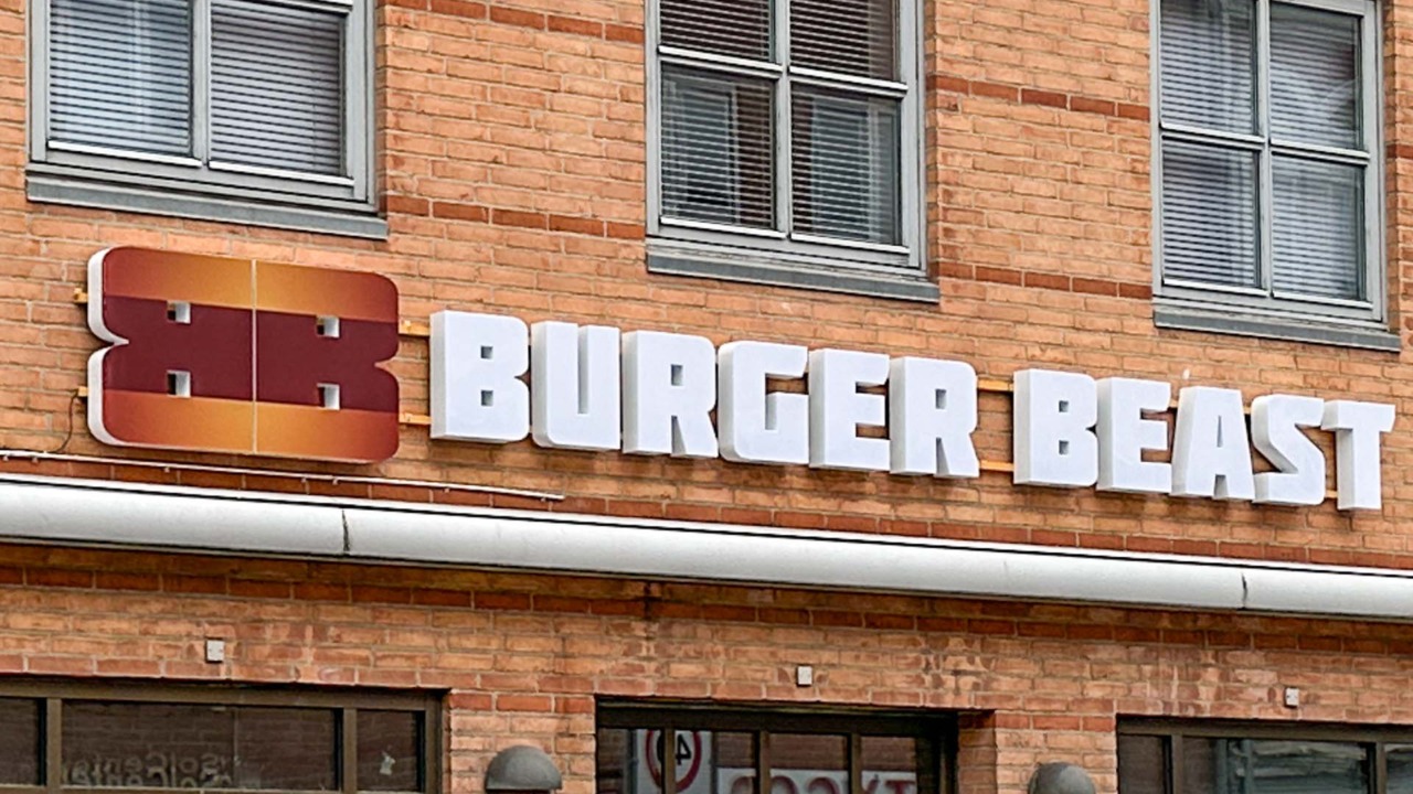Burger Beast står klar med smash burgere.