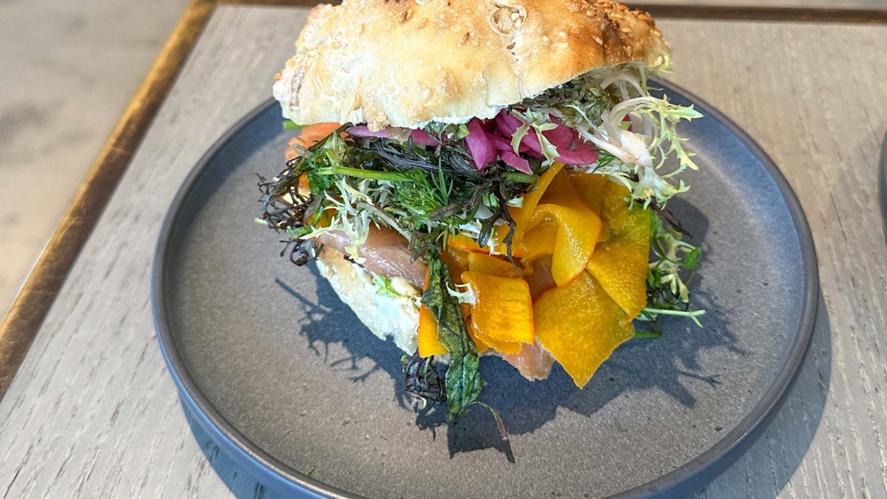 Sandwich med laks hos Smør på Brød i Horsens.