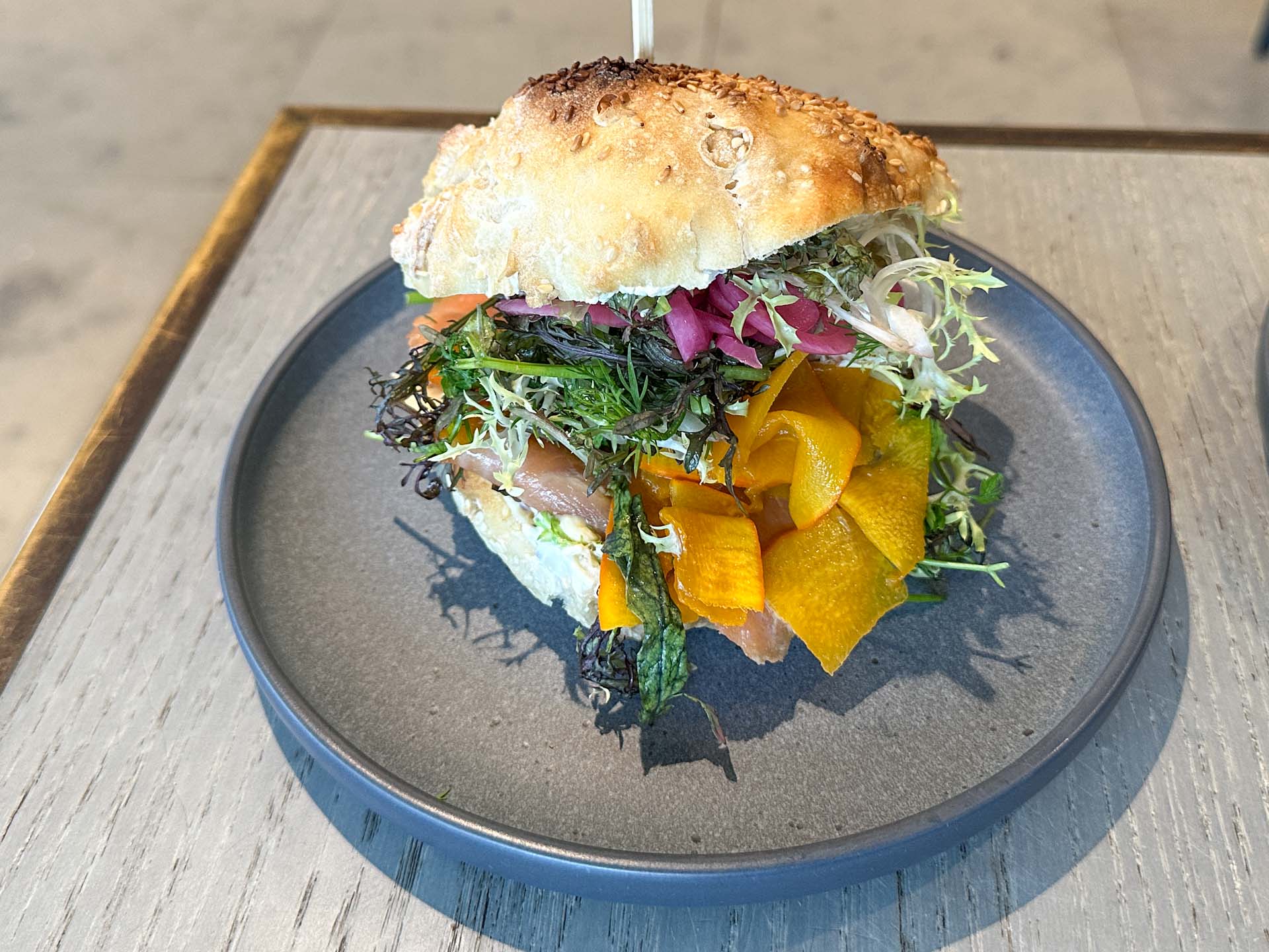 Sandwich med laks hos Smør på Brød i Horsens.