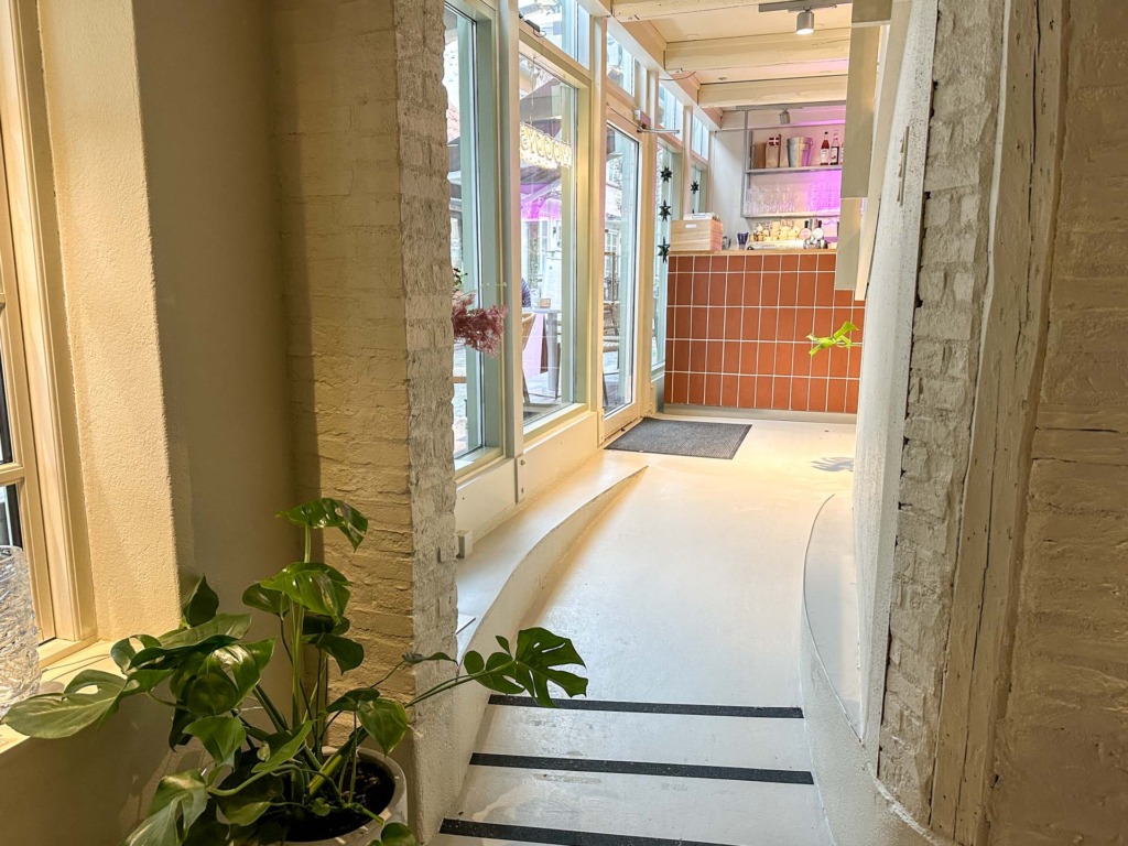 Fra bar til caféområde hos Woodys i Horsens.