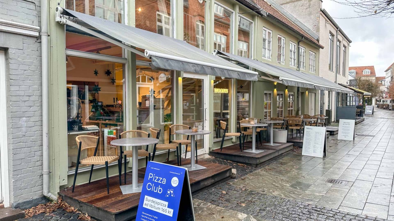 Woodys ligger i Grønnegade i Horsens.