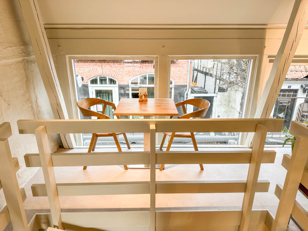 Hyggeligt bord hos Woodys i Horsens.