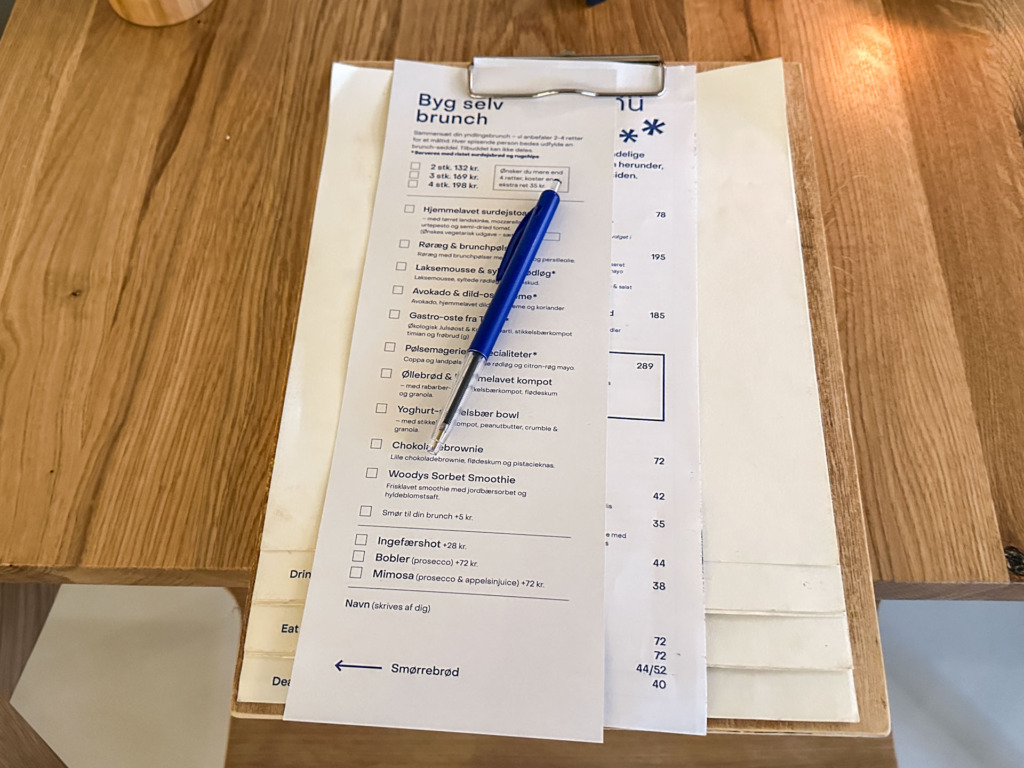 Du vælger selv hvad der skal på tallerkenen til din brunch hos Woodys i Horsens.