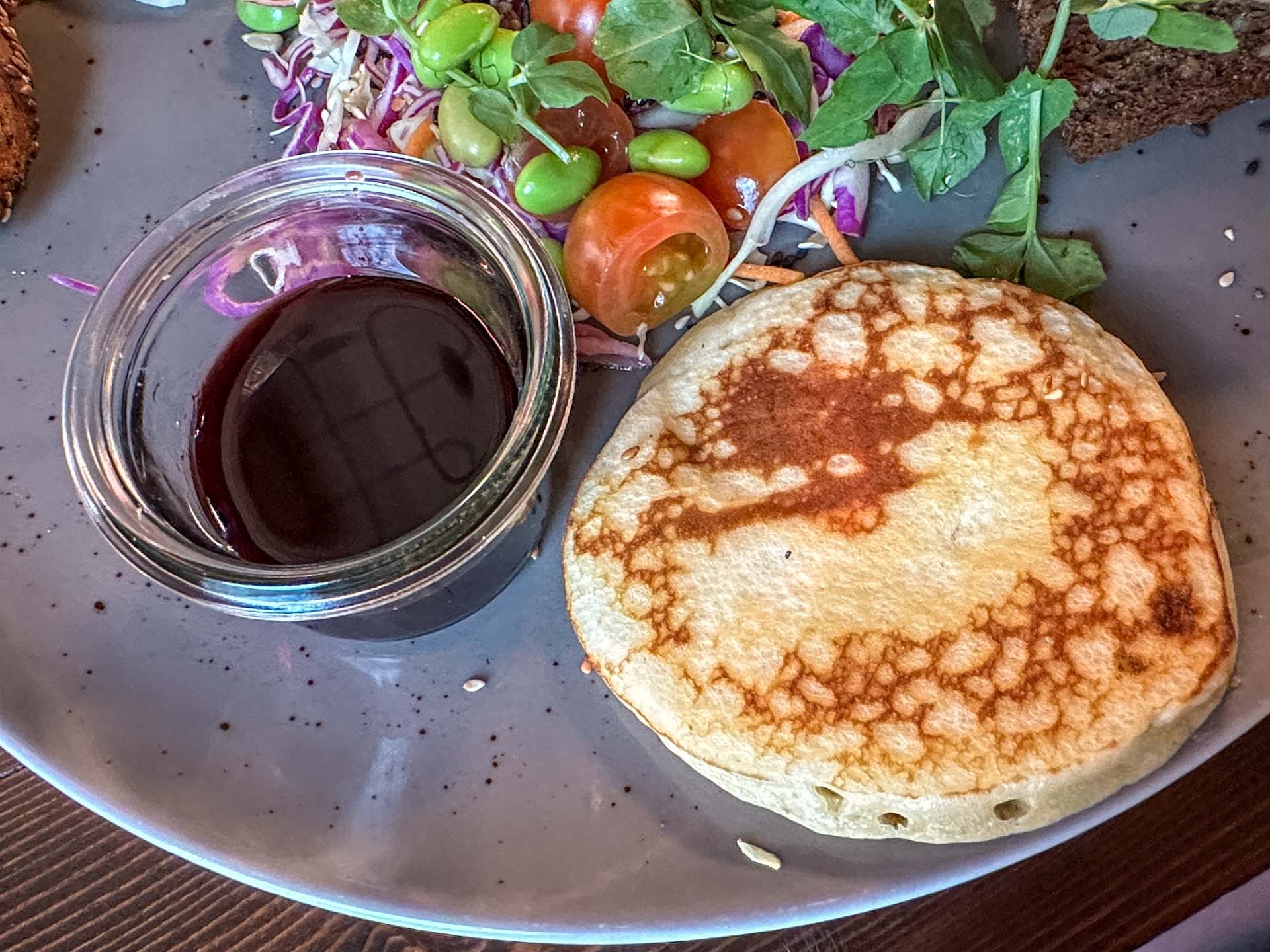 Pandekagerne hos Café Korn er ikke hjemmelavede men det er siruppen.