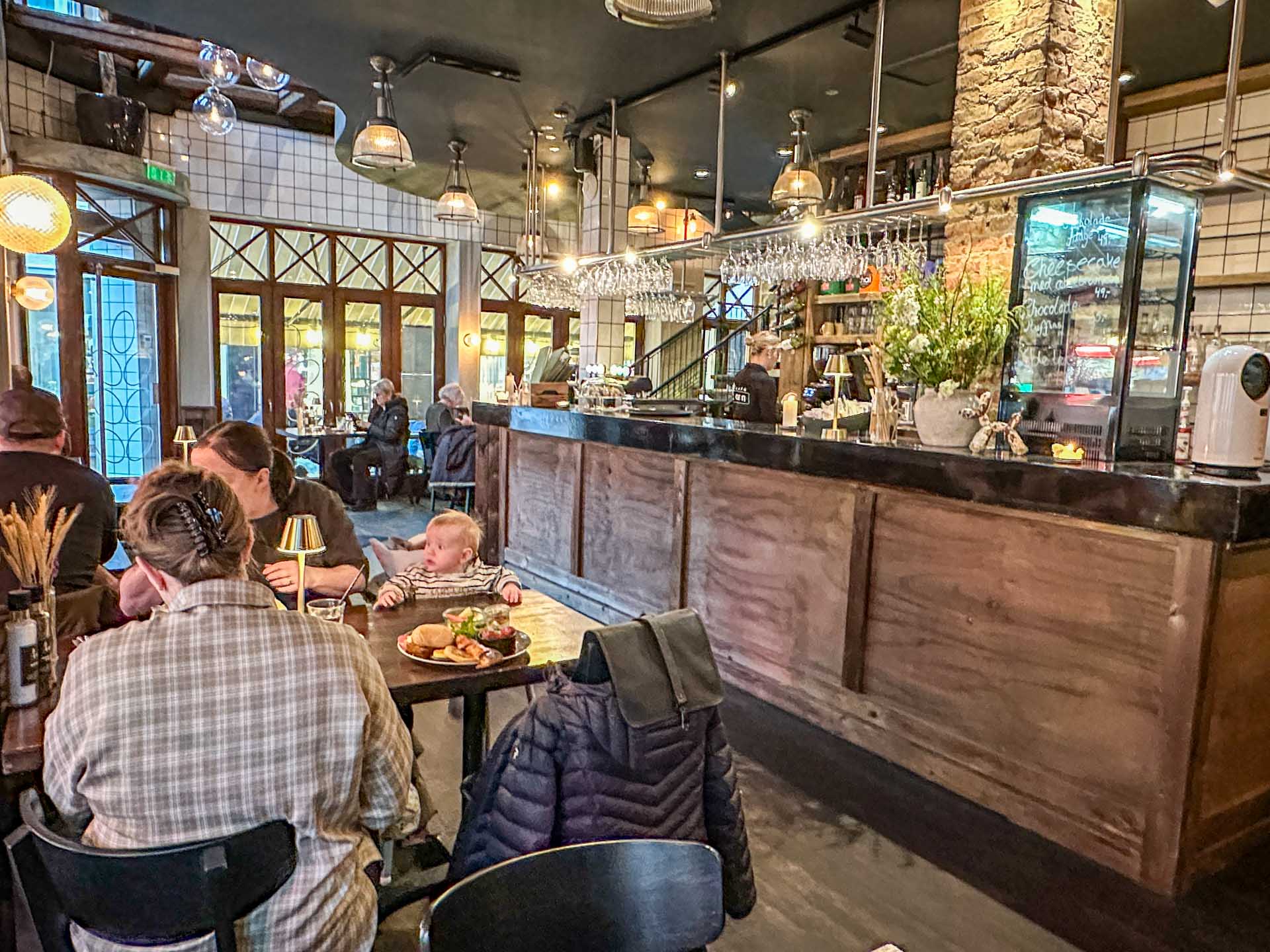 Der er en uformel stemning hos Café Korn i Horsens.