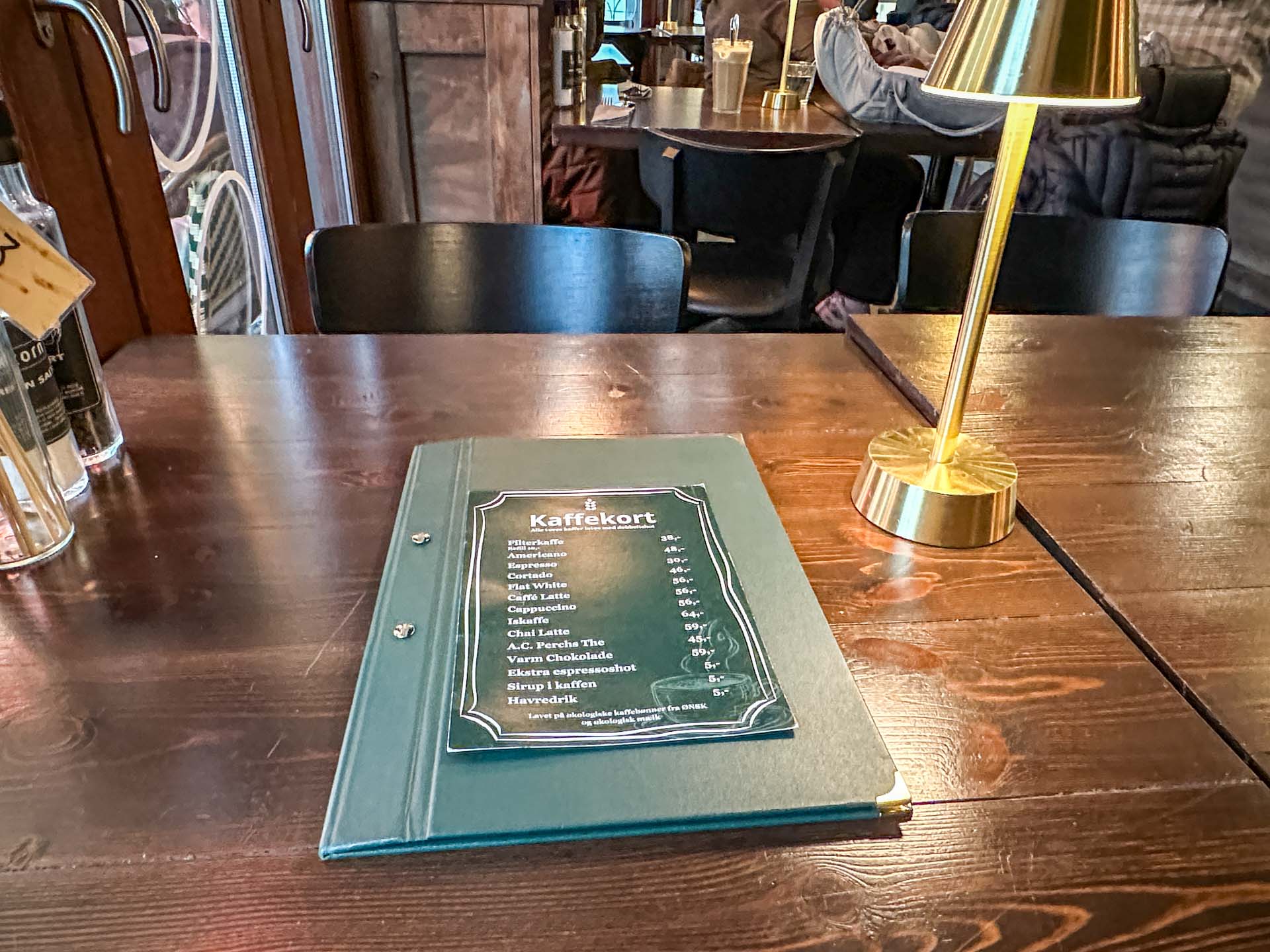 Menukortet kommer hurtigt på bordet hos Café Korn i Horsens.