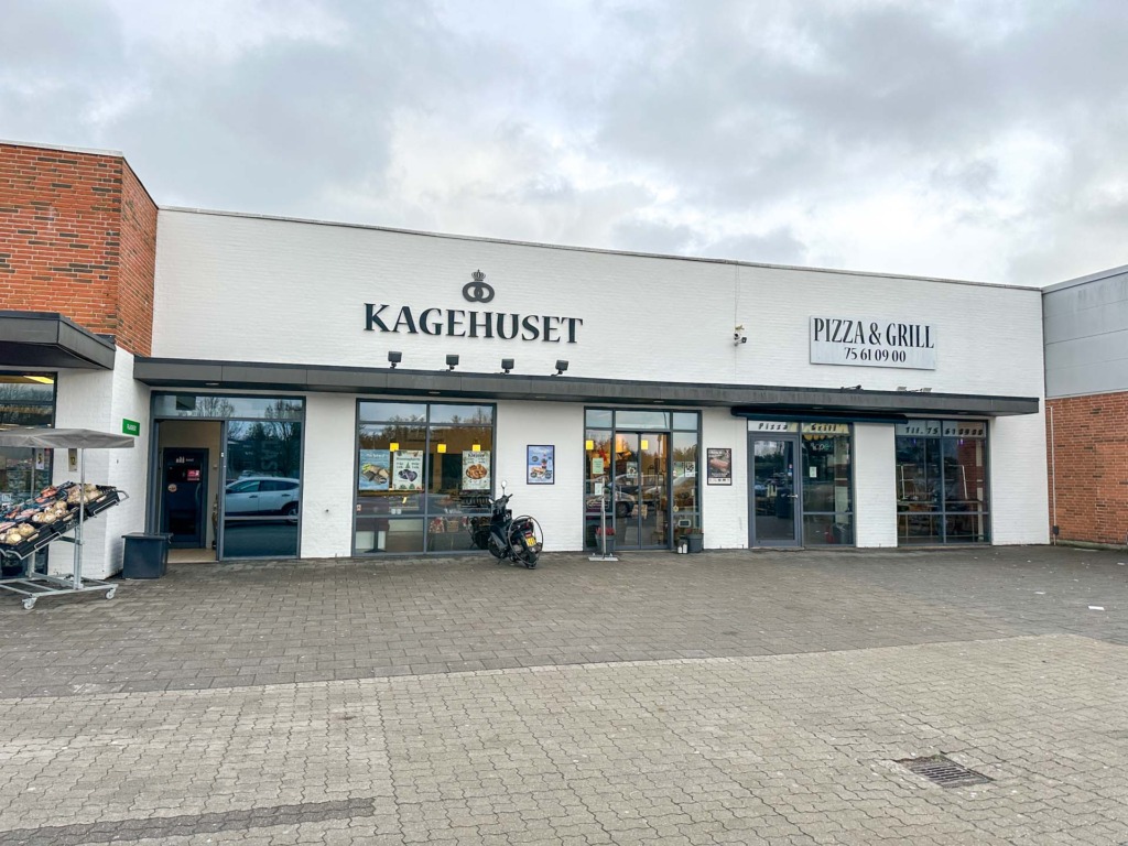 I Egebjerg ligger Pizza og Grill samt Kagehuset.