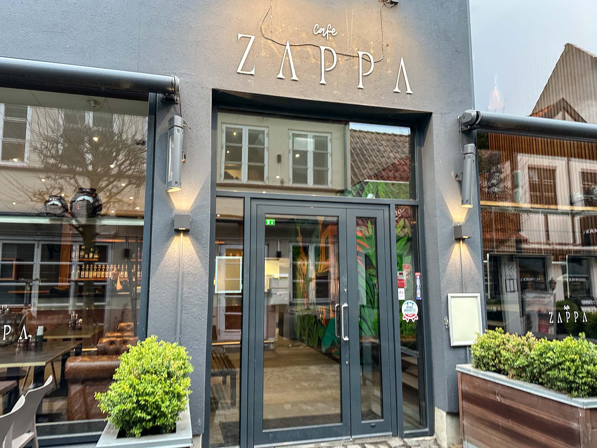 Café Zappa lyser flot op i Grønnegade i Horsens.