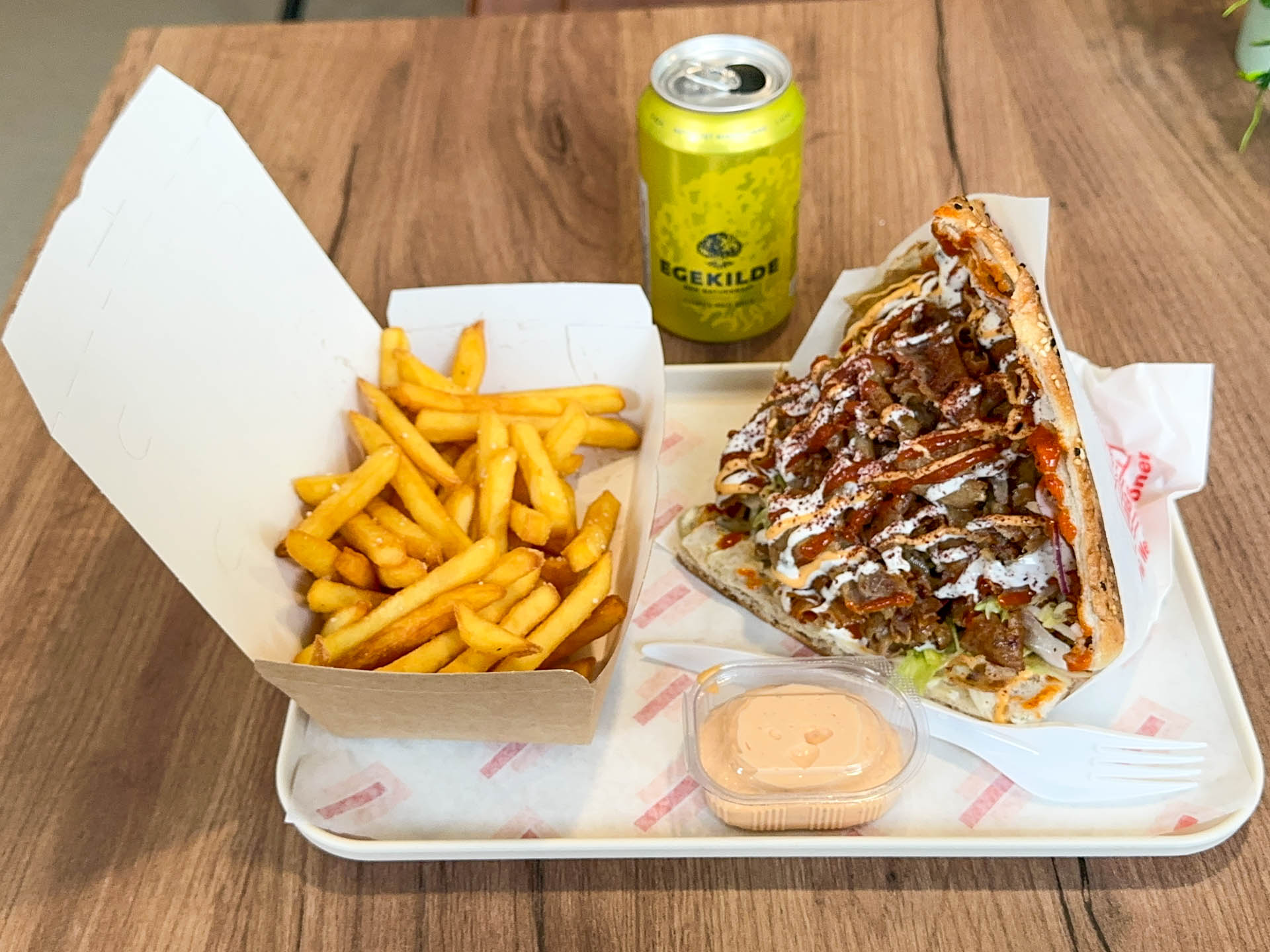 Menuen hos Döner Haus i Horsens blev serveret på en bakke. 