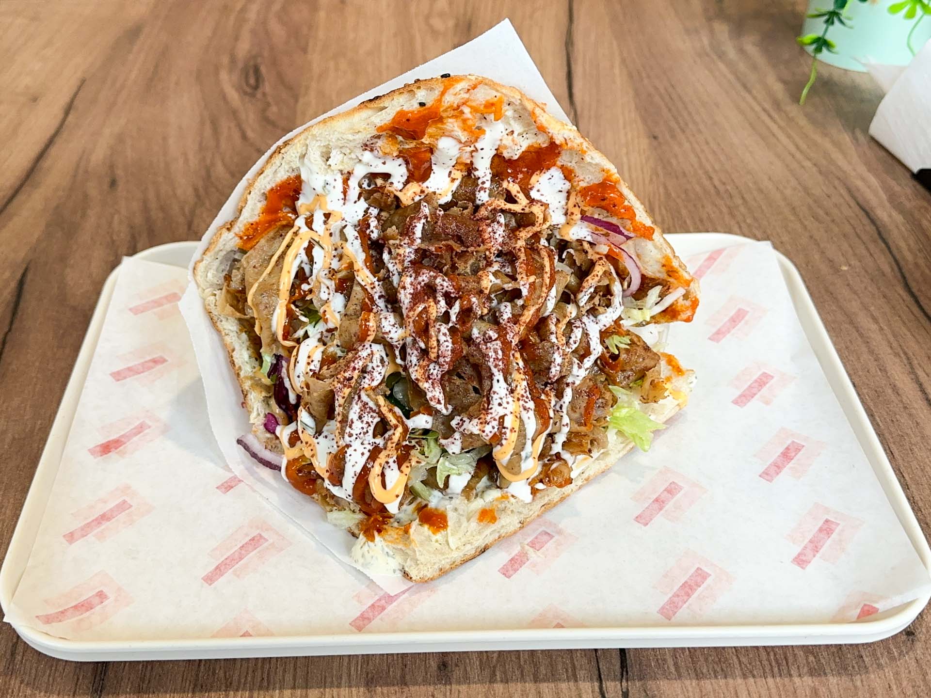 En stor og velsmagende döner hos Döner Haus i Horsens.