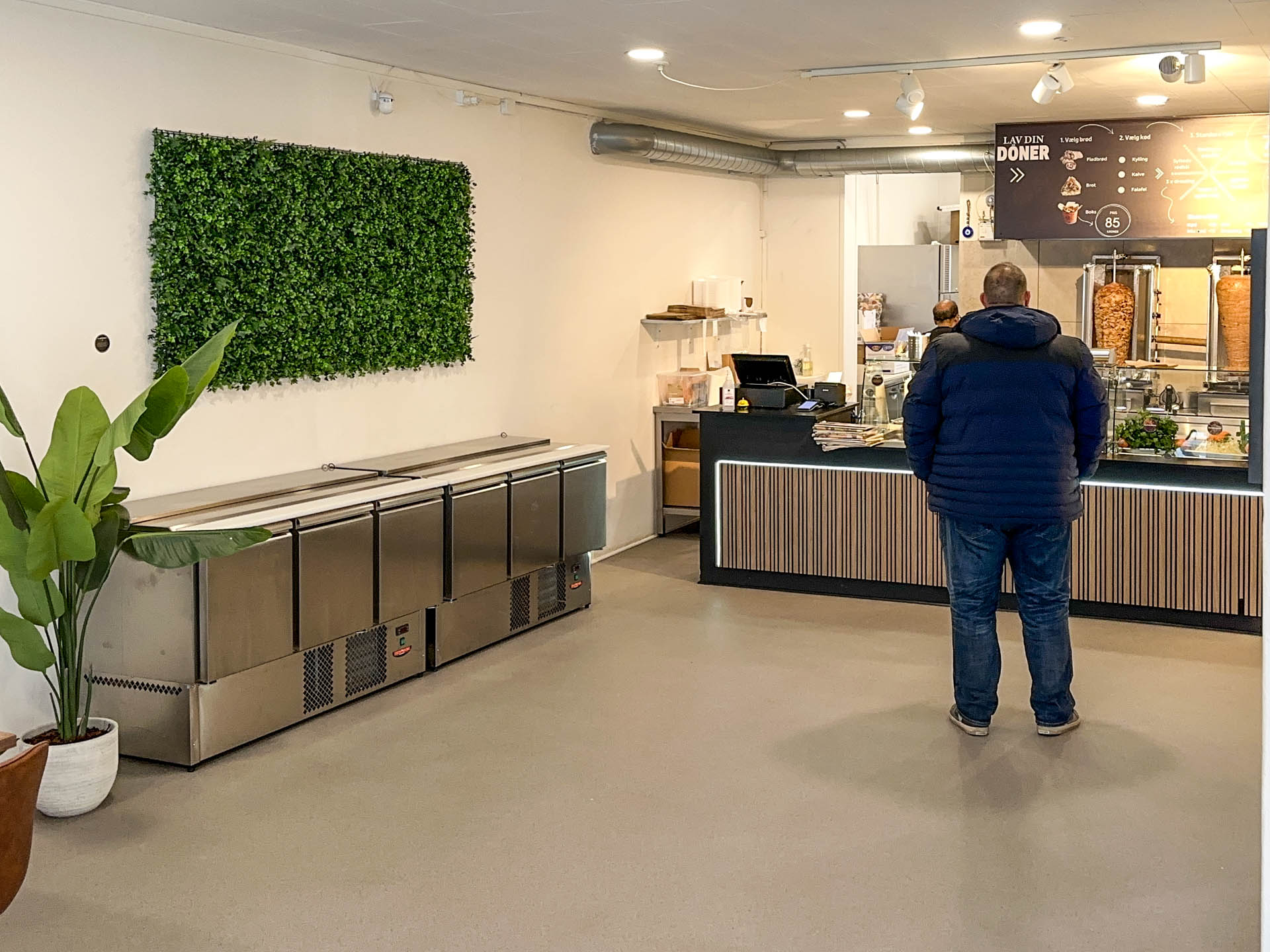 Der er god plads til bestillingen hos Döner Haus i Horsens.