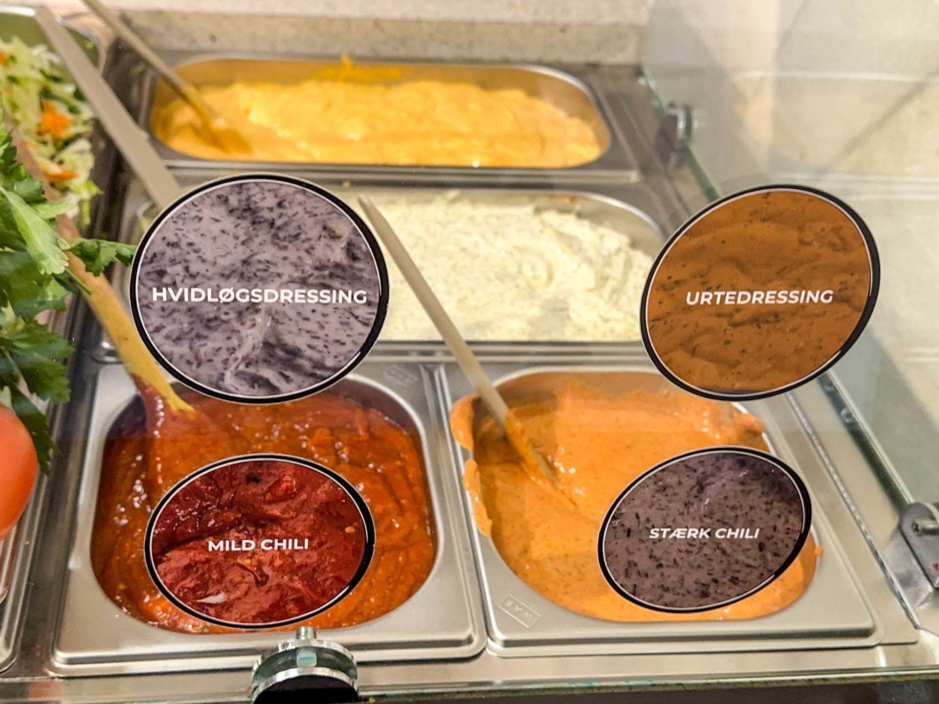 Hjemmelavede dressinger hos Döner Haus i Horsens.