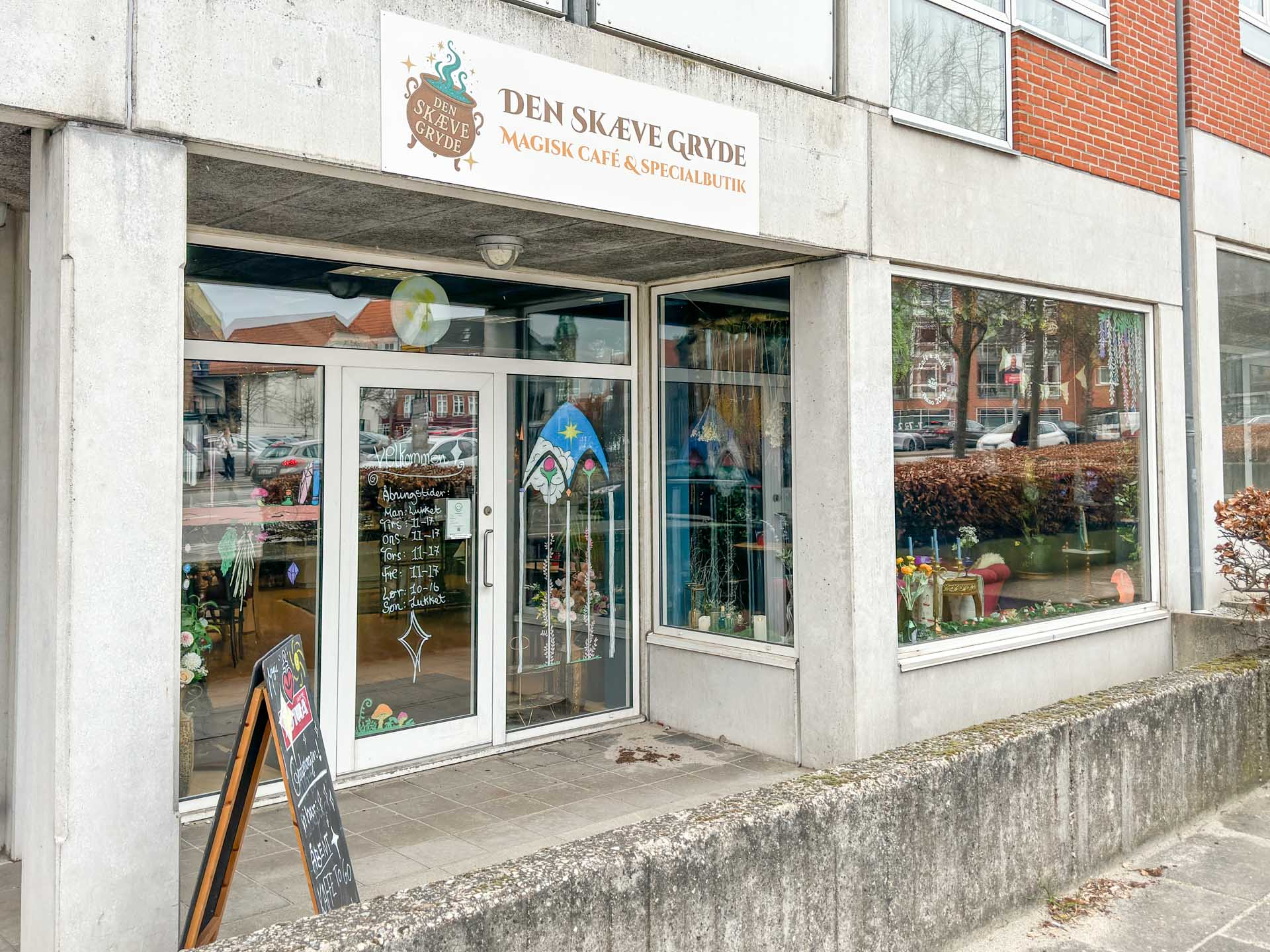 Den Skæve Gryde ligger på Allegade i Horsens.