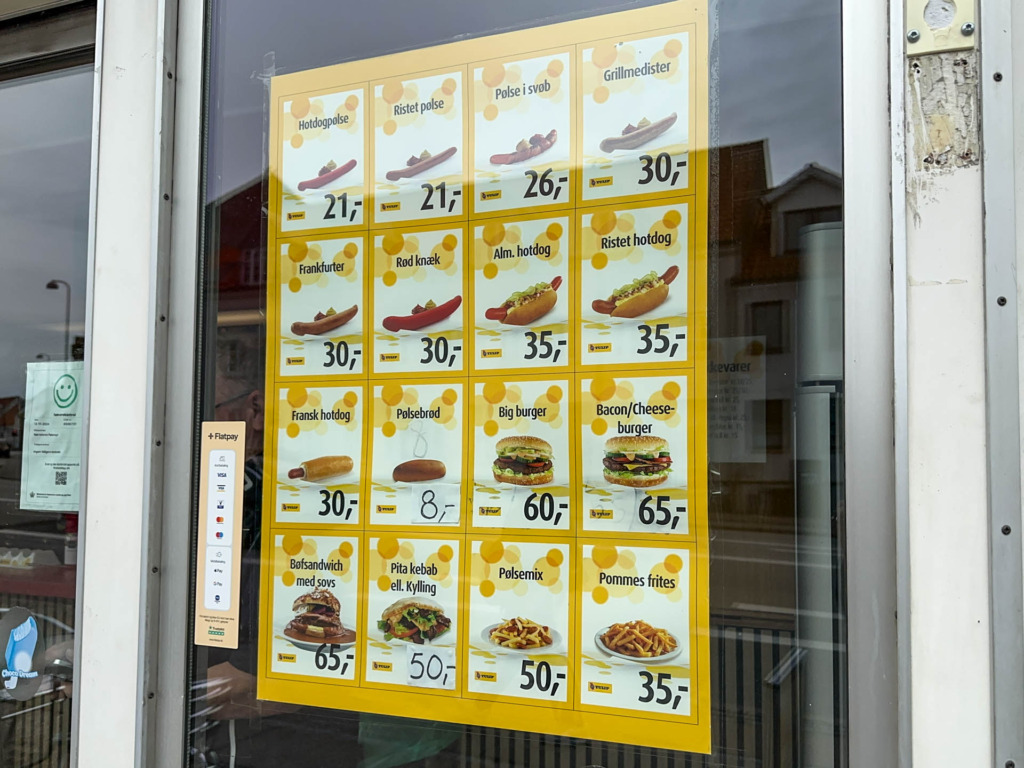 Menuen hos Nørretorv Pølsevogn i Horsens.