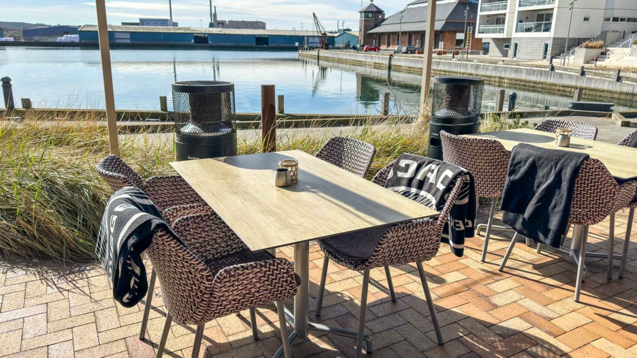Hyggelig terrasse ved vandet i Horsens.