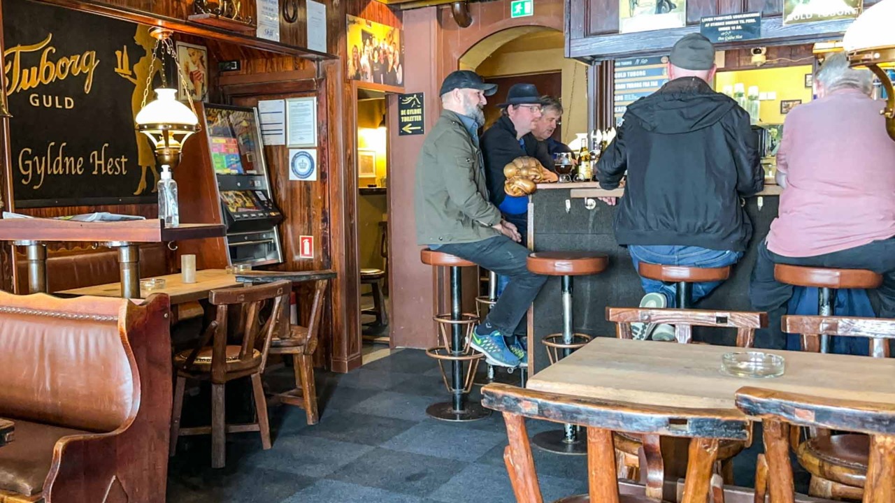 Stamgæsterne sidder klar hos Den Gyldne Hest i Horsens