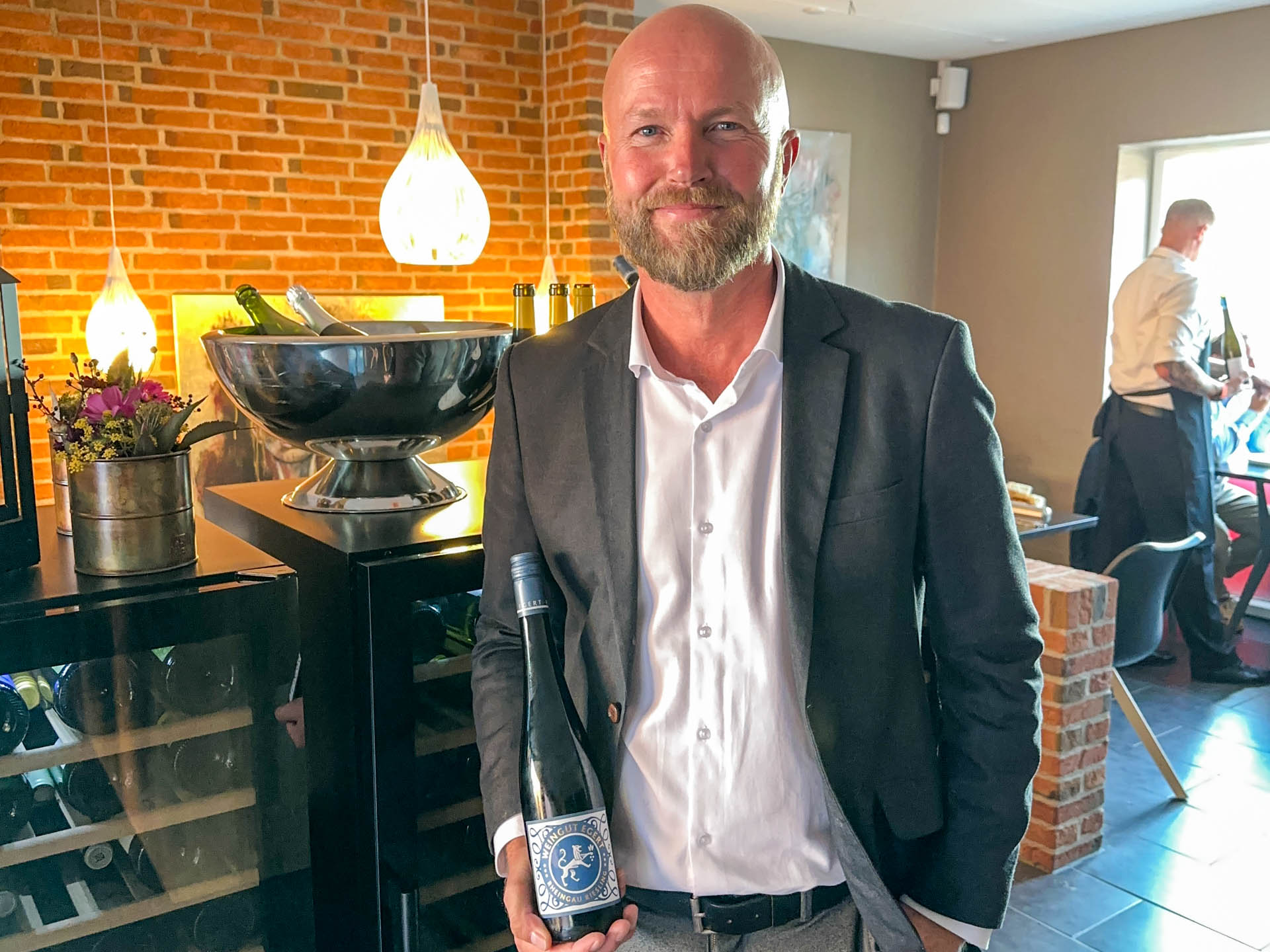 Michael Bak Nielsen fra Storgaard Vin leverer vinene til Min Vinbar i Hedensted