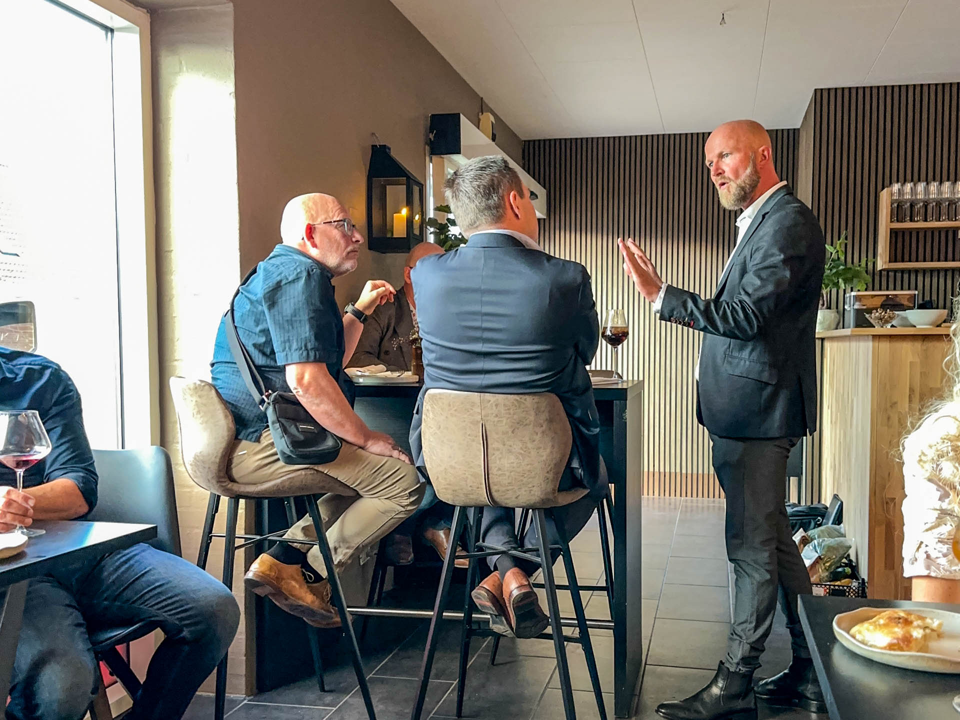Michael fra Storgaard Vin fortæller gerne om vinene hos Min Vinbar i Hedensted