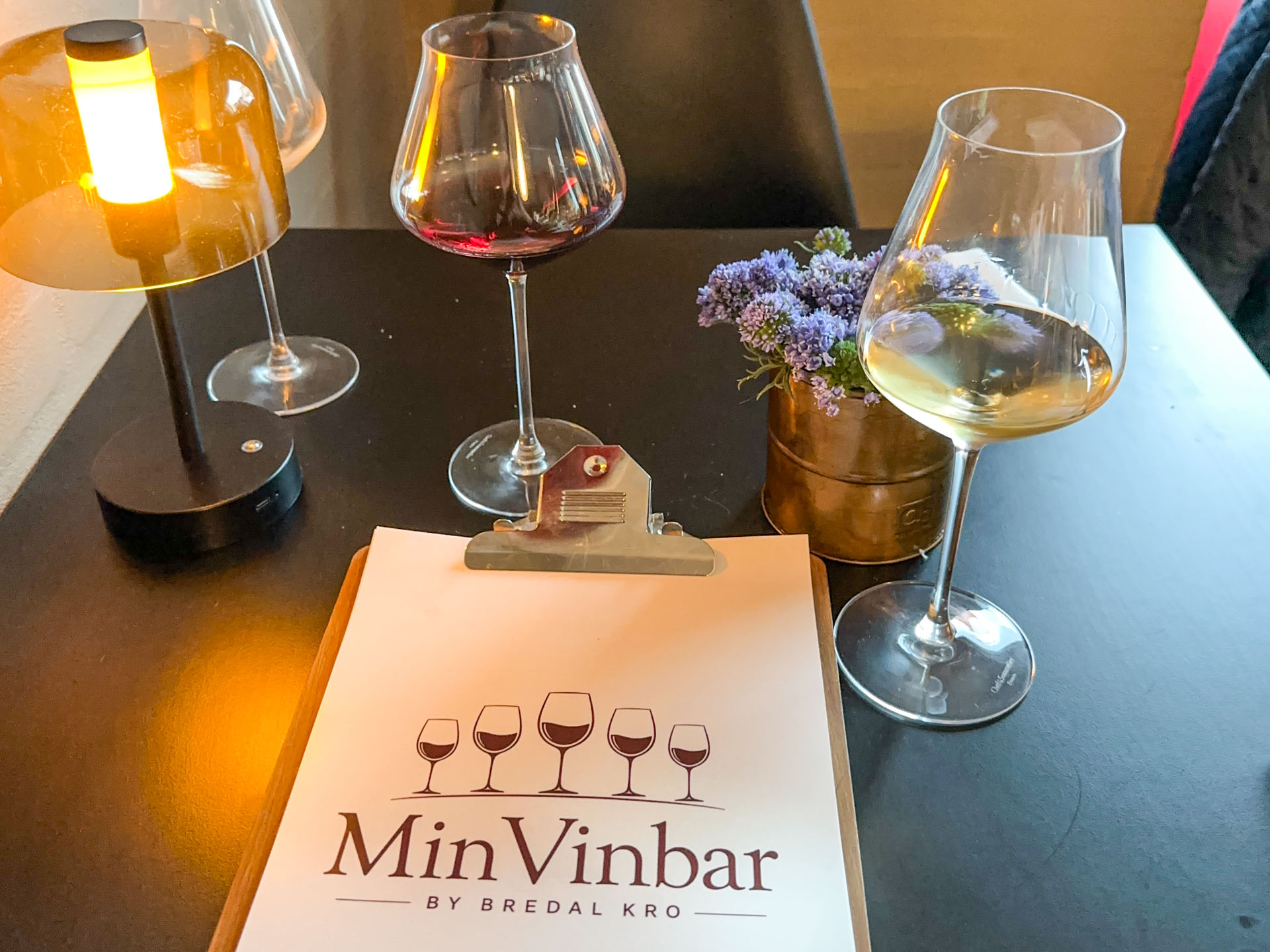 Min Vinbar by Bredal Kro har 60 vine på glas.