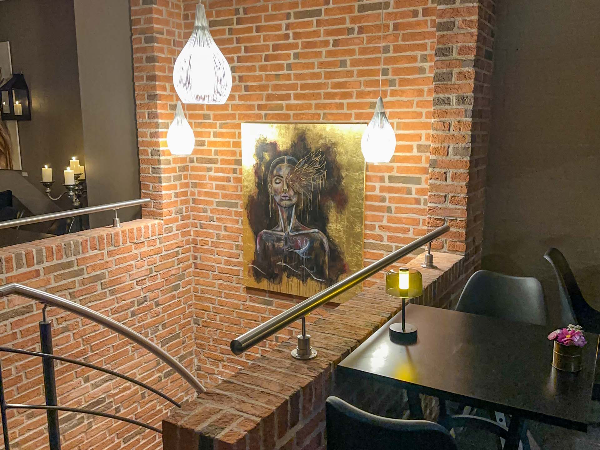Kunsten på væggene hos Min Vinbar i Hedensted kan købes og er lavet af lokale kunstnere. 