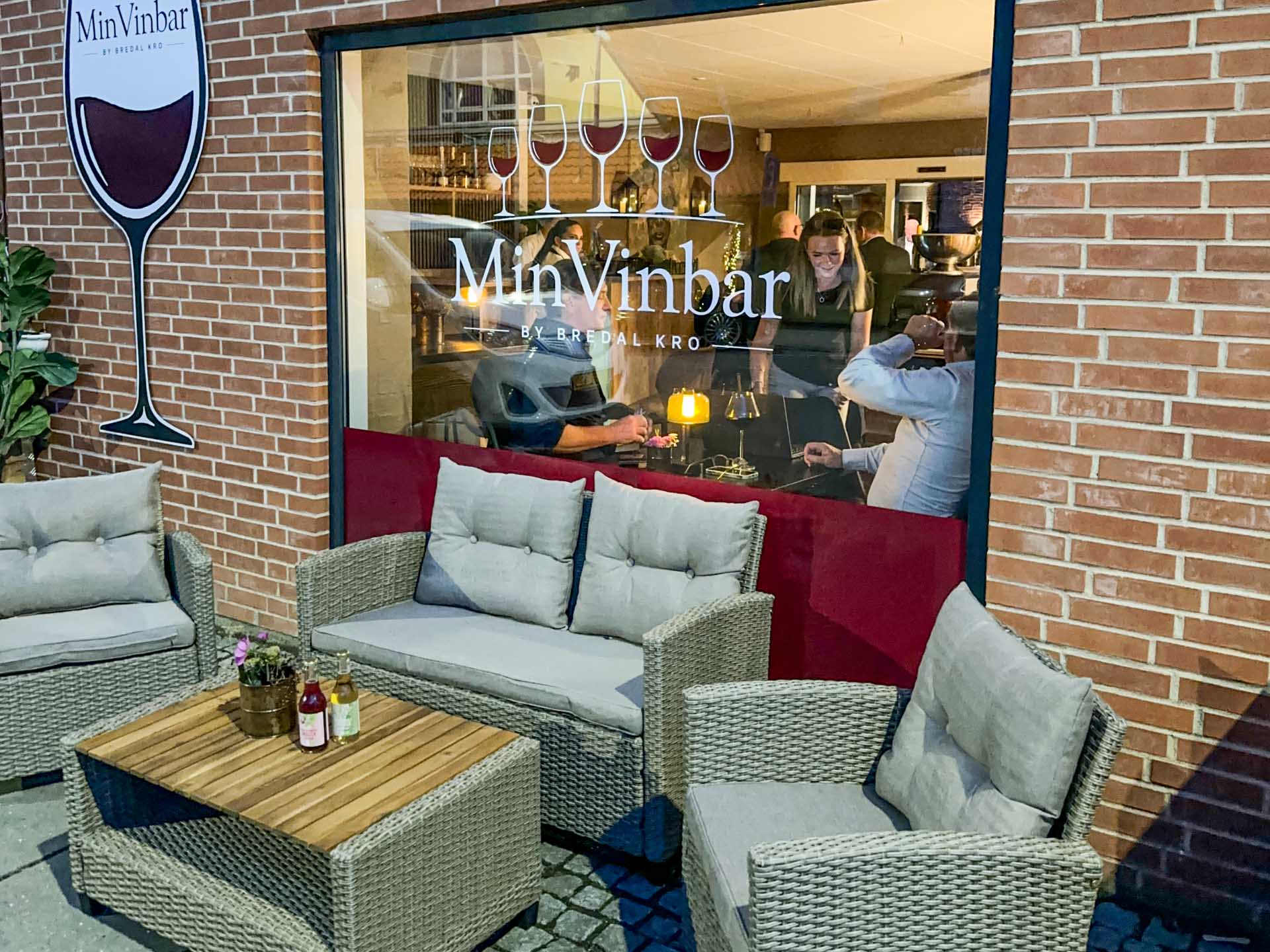 Man kan sidde udenfor hos Min Vinbar i Hedensted