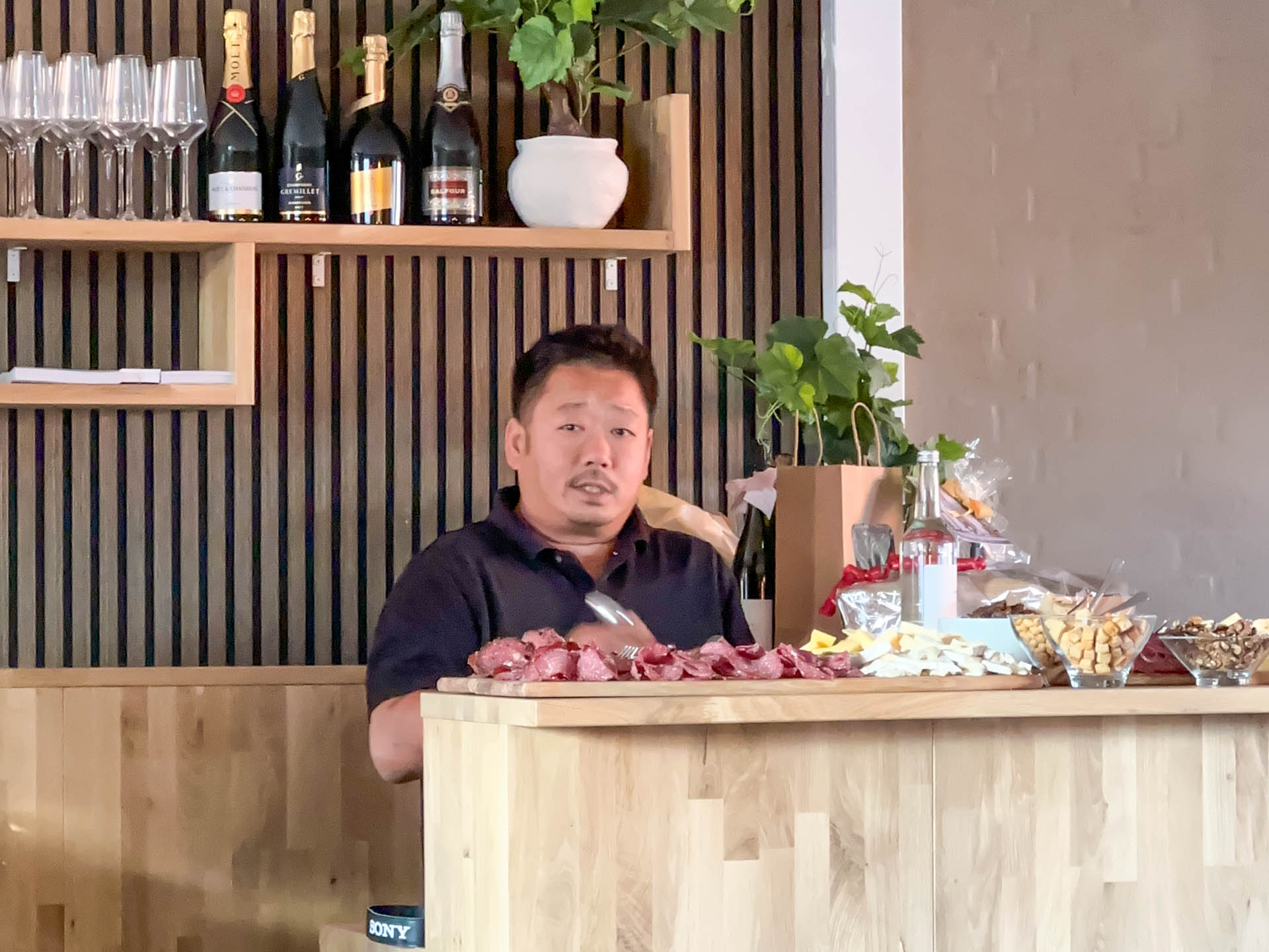 Axel Jørgensen er idemanden og initiativtager hos Min Vinbar i Hedensted