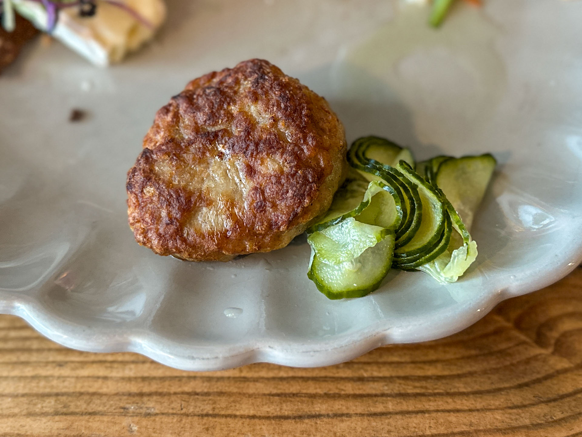 Frikadellen og hjemmelavet agurkesalat hos Spisekammeret i Horsens. 