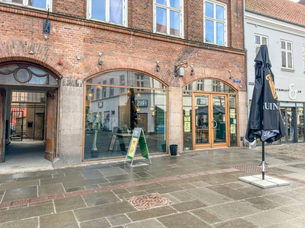 Britta´s ligger på det store Torv ved kirken i Horsens.