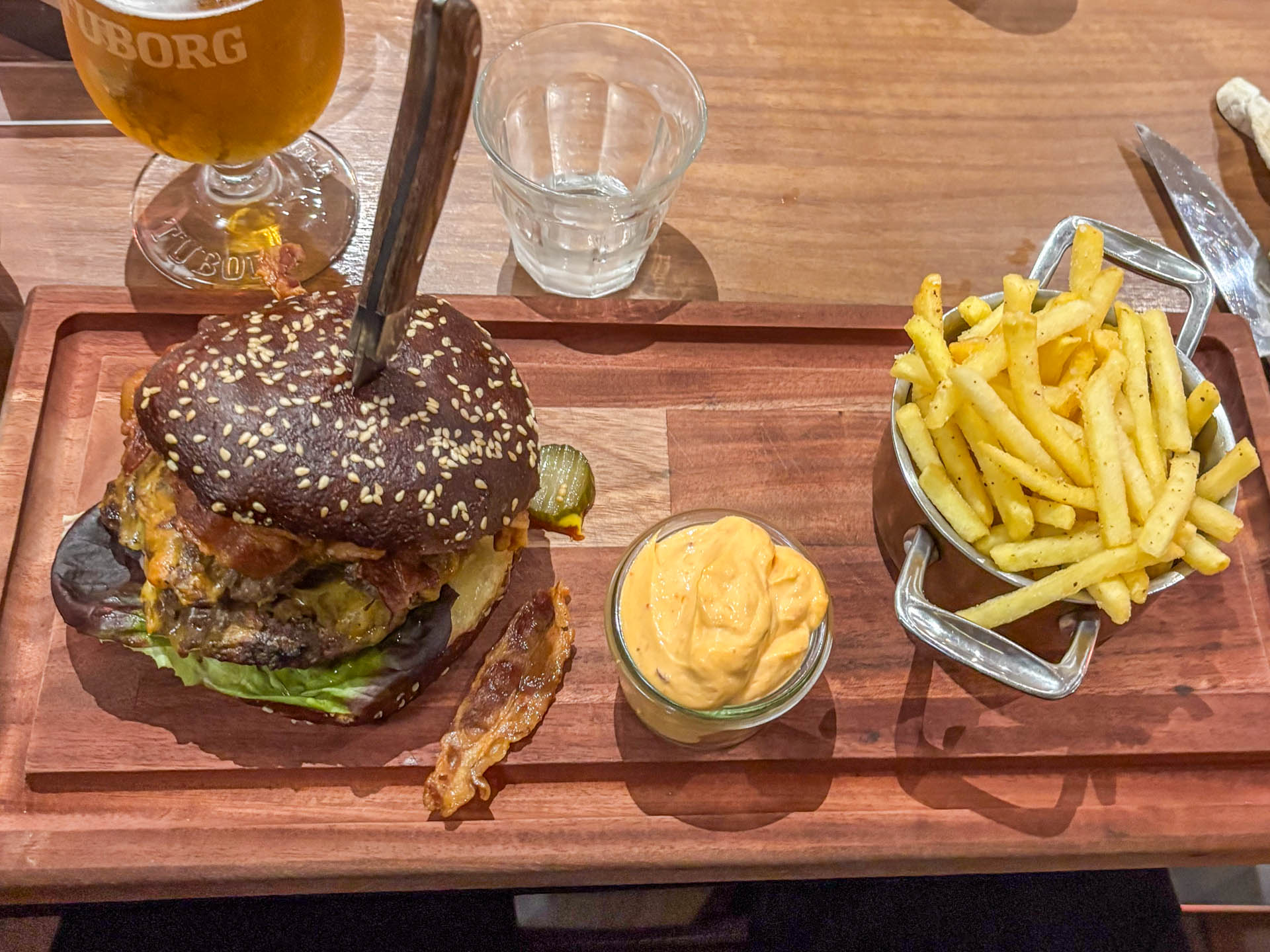 Stor burger hos Restaurant Oksen i Horsens.