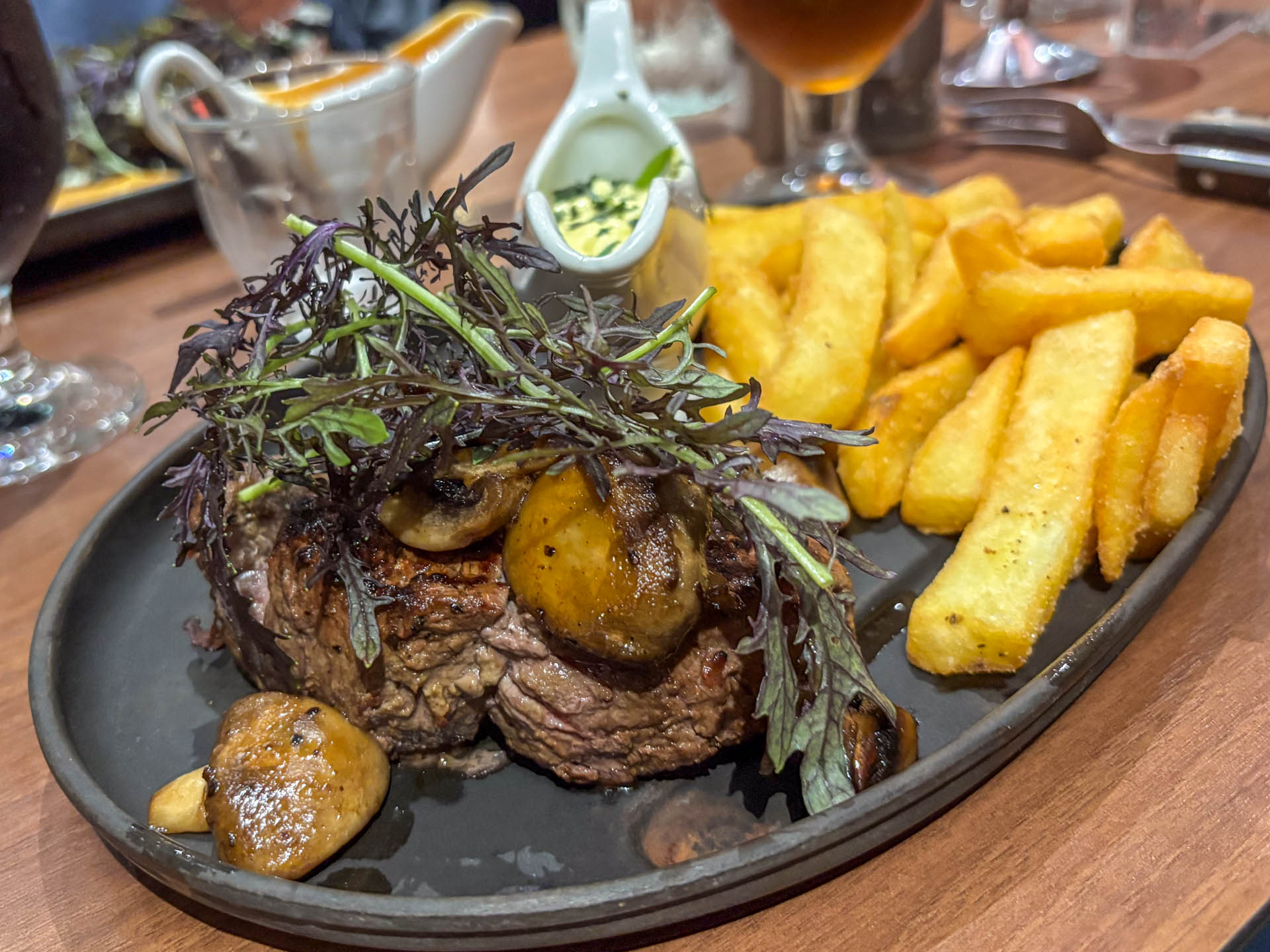 Bøf med bearnaisesauce hos Restaurant Oksen i Horsens.