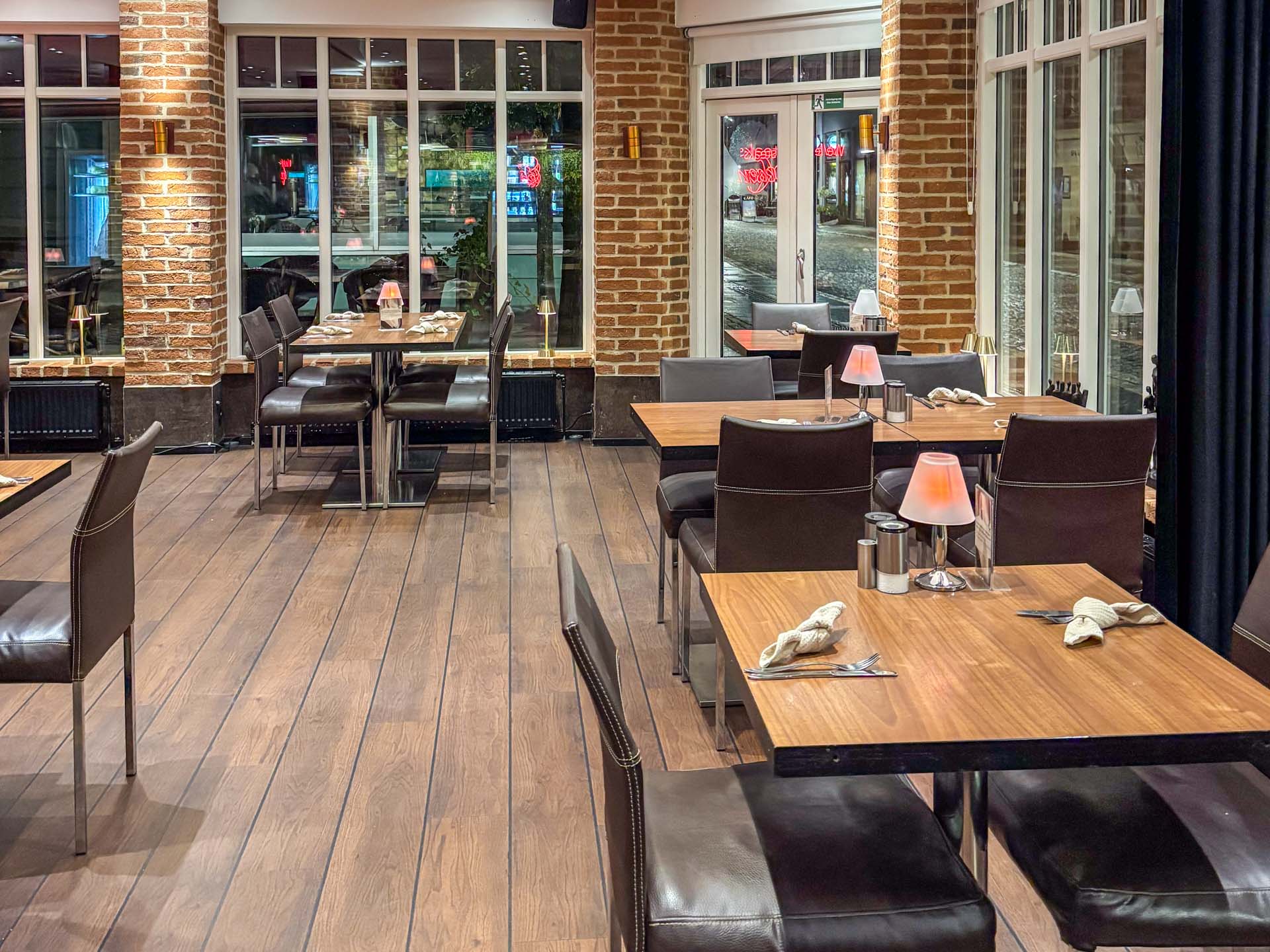 Restaurant Oksen i Horsens har flere området med siddepladser 