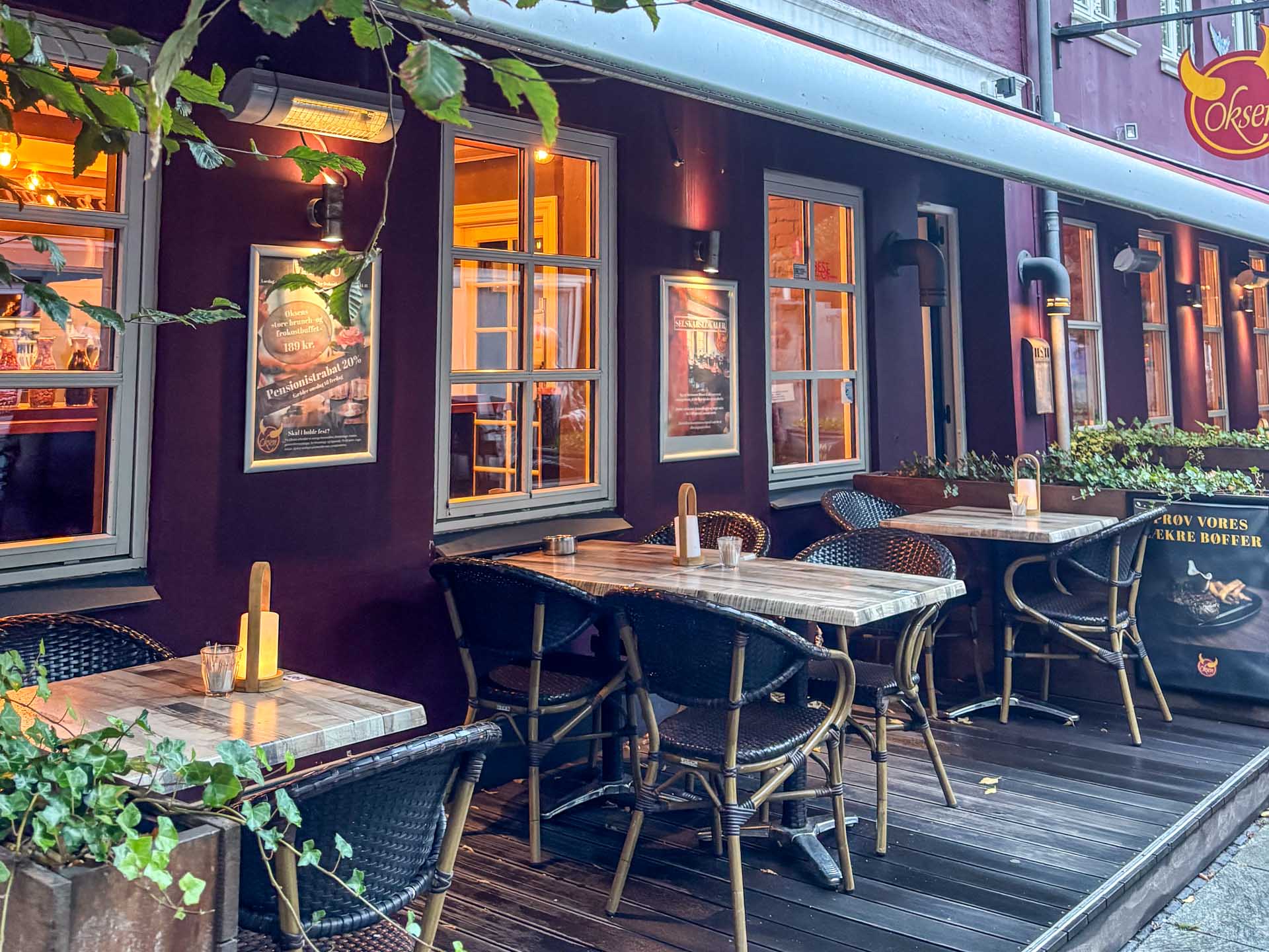 Man kan sidde ude og inde hos Restaurant Oksen i Horsens.