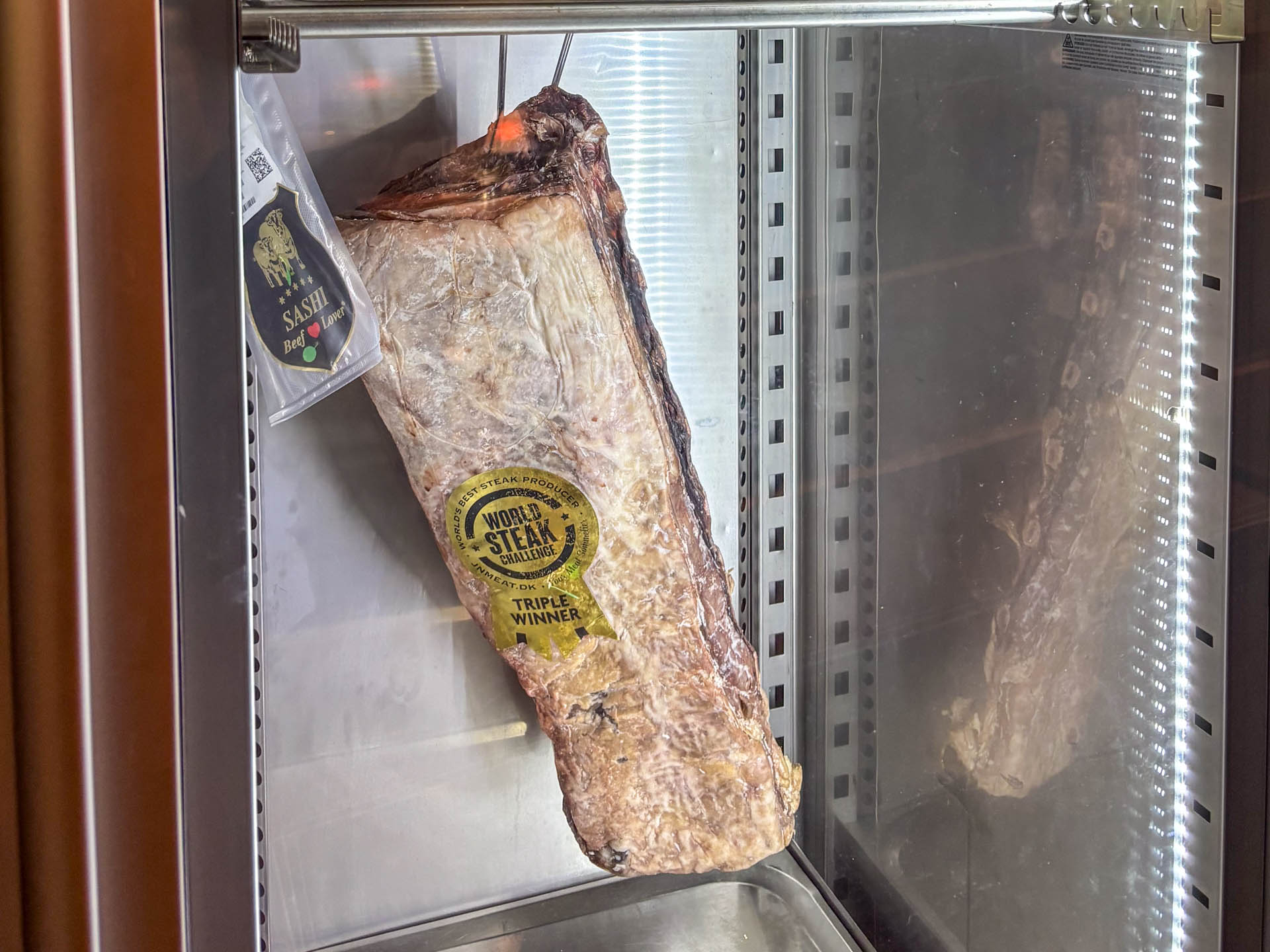 Kødet hænger synligt hos Restaurant Oksen i Horsens.